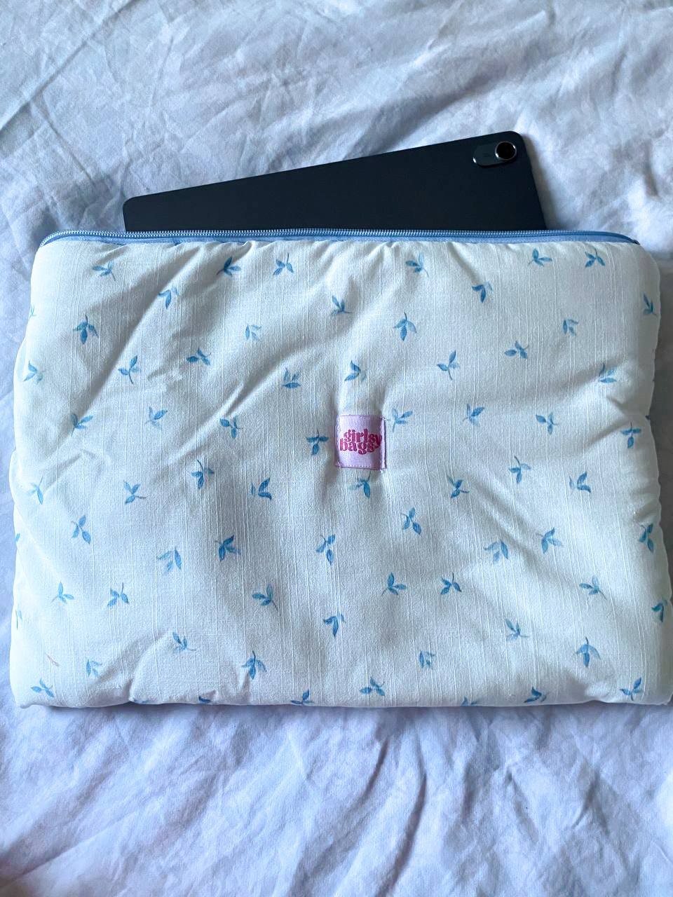 Beyaz Mavi Çiçek Laptop/Tablet Kılıfı 