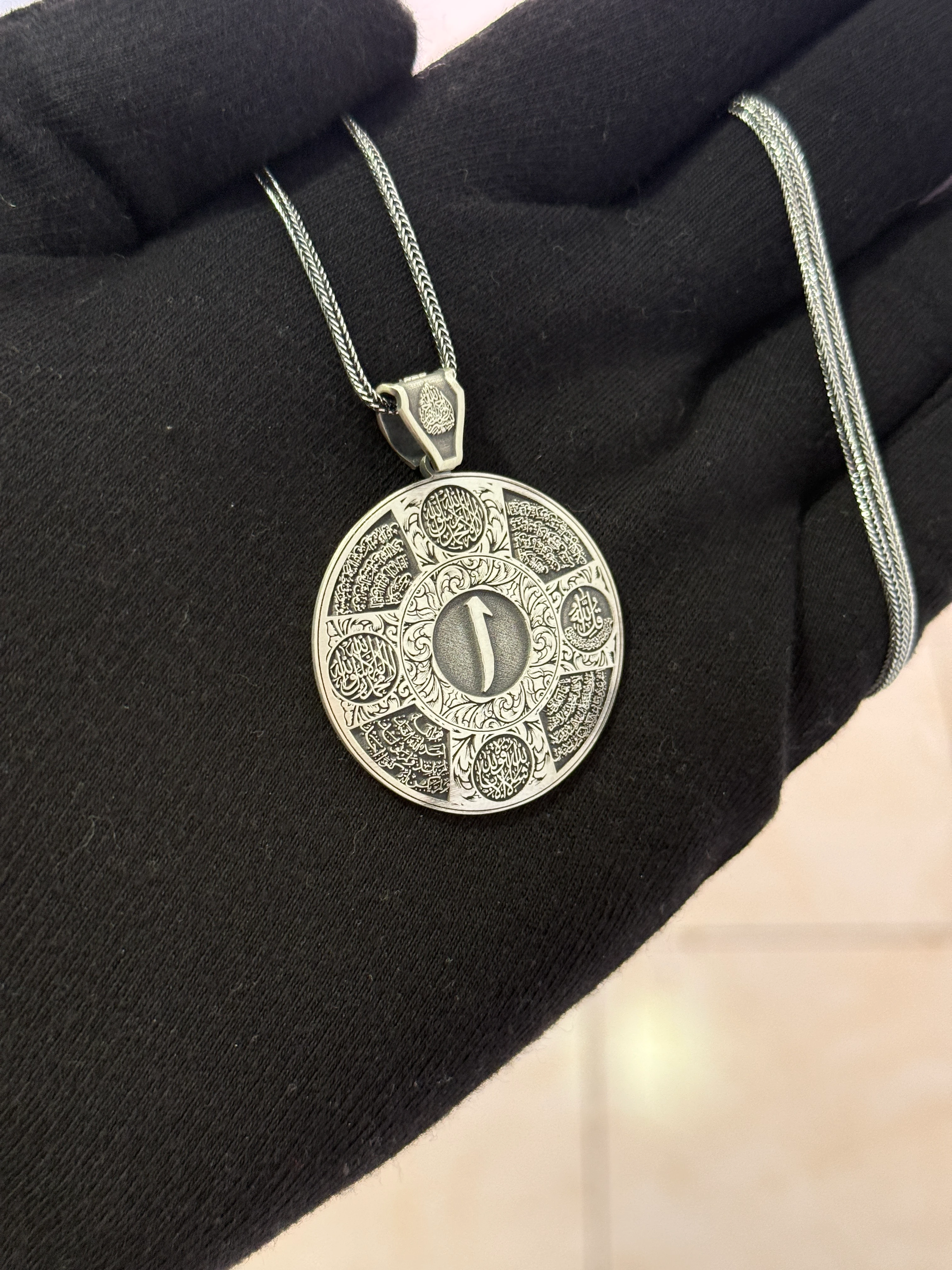 922 Ayar Elif İşlemeli Koruma Gümüş Madalyon Kolye