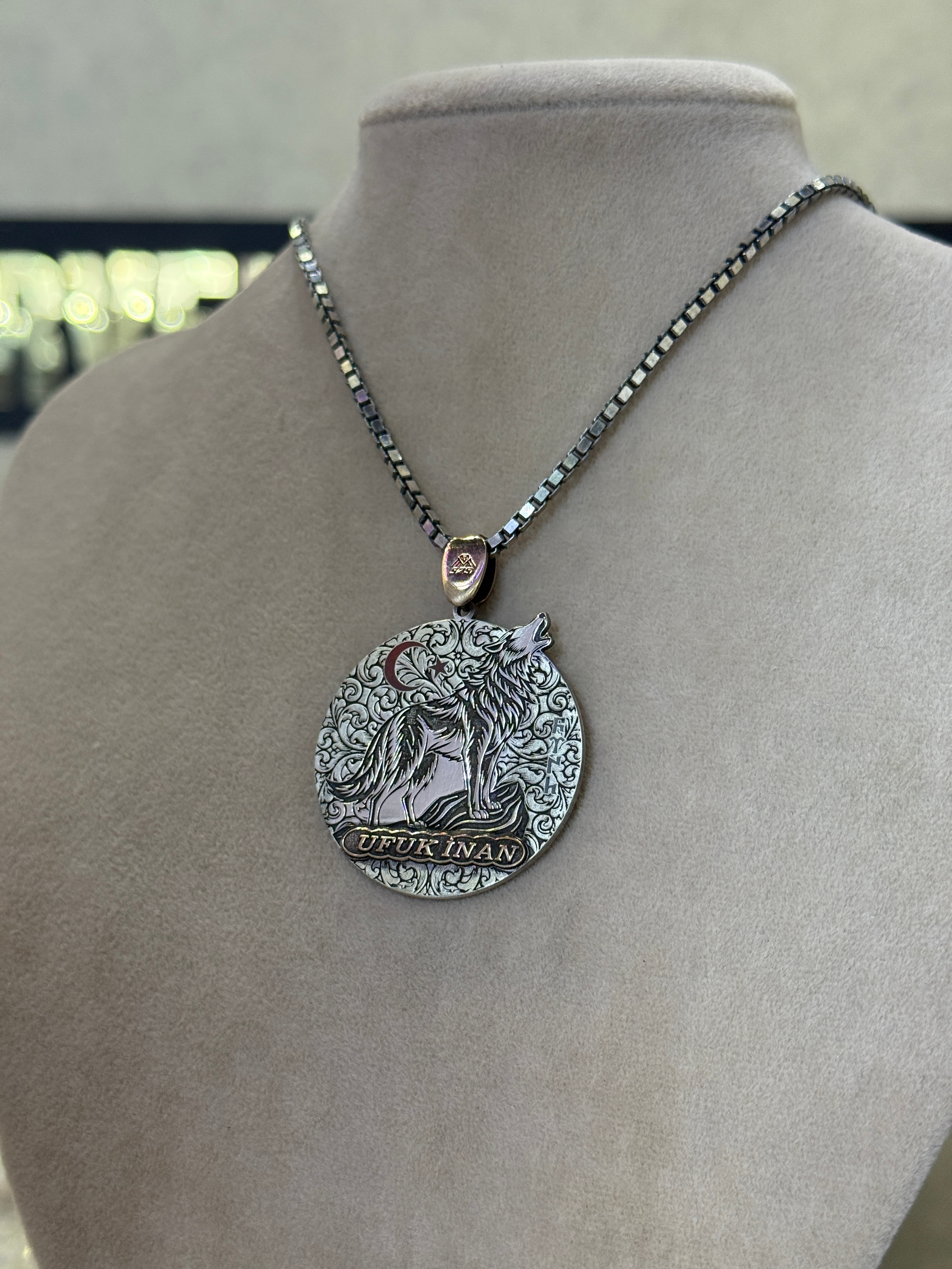 925 Ayar Bozkurt İşlemeli İsimli Gümüş Madalyon Kolye