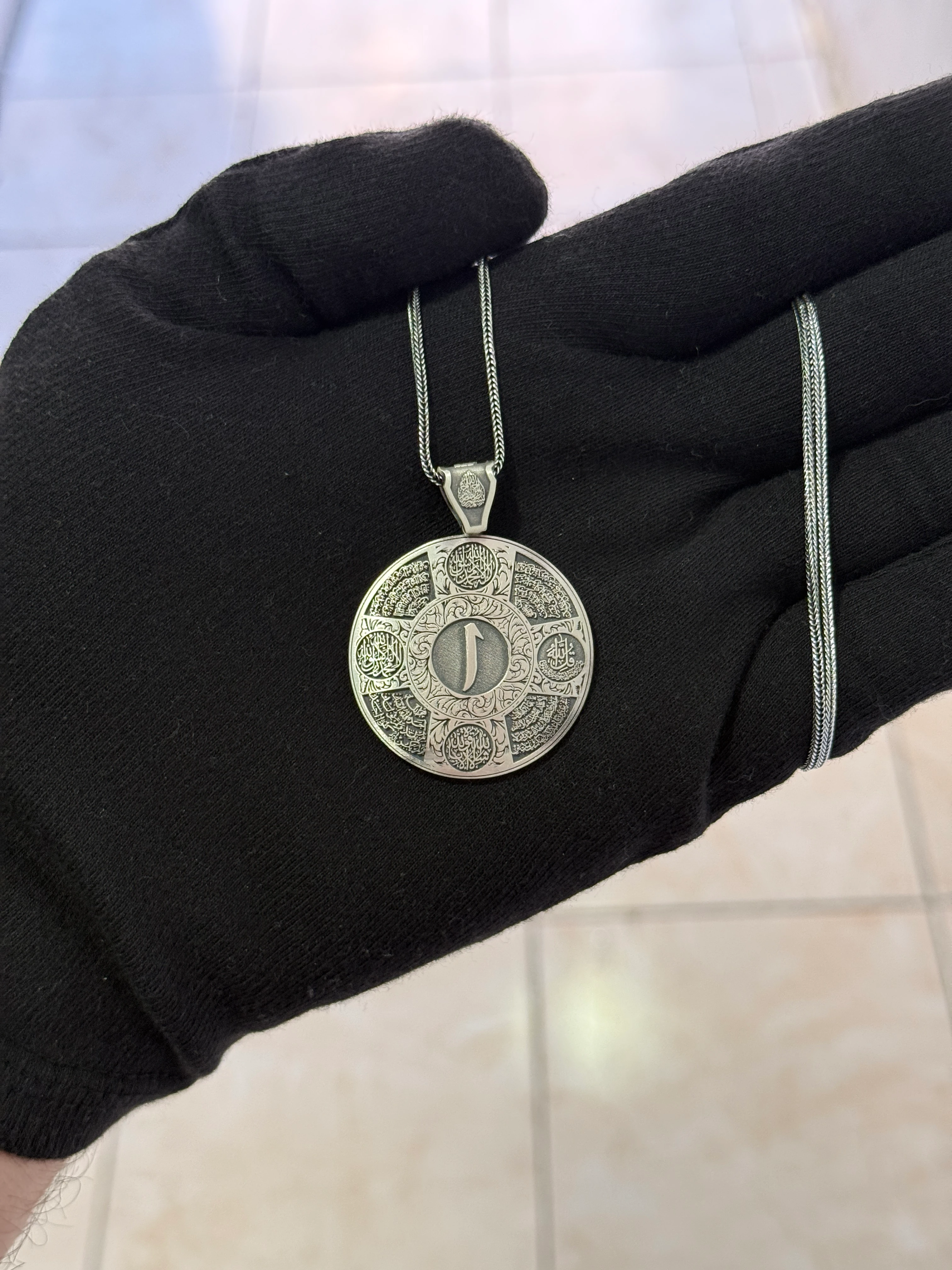 922 Ayar Elif İşlemeli Koruma Gümüş Madalyon Kolye