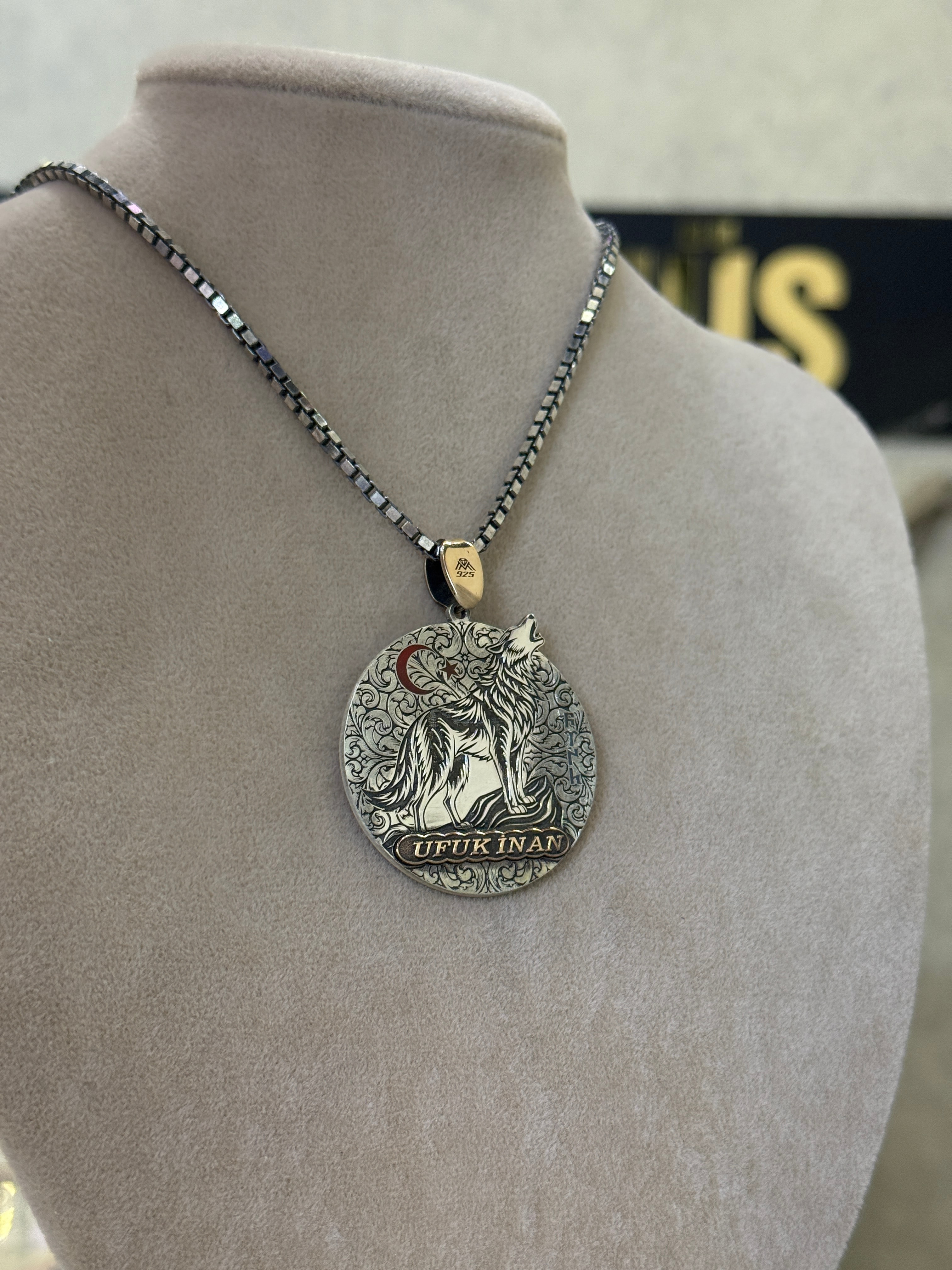 925 Ayar Bozkurt İşlemeli İsimli Gümüş Madalyon Kolye