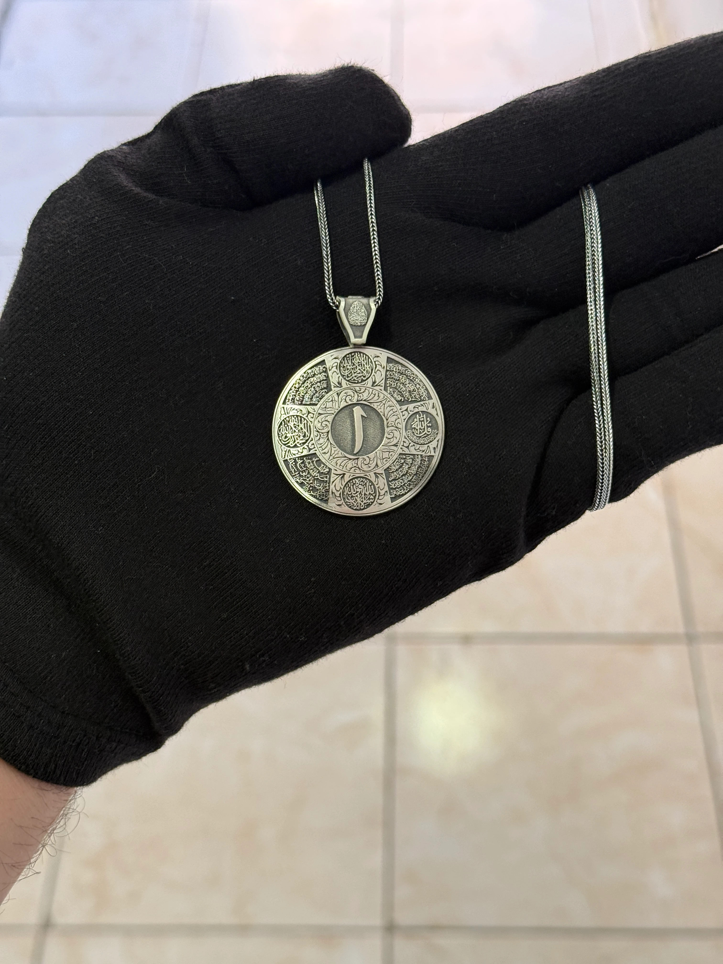 922 Ayar Elif İşlemeli Koruma Gümüş Madalyon Kolye