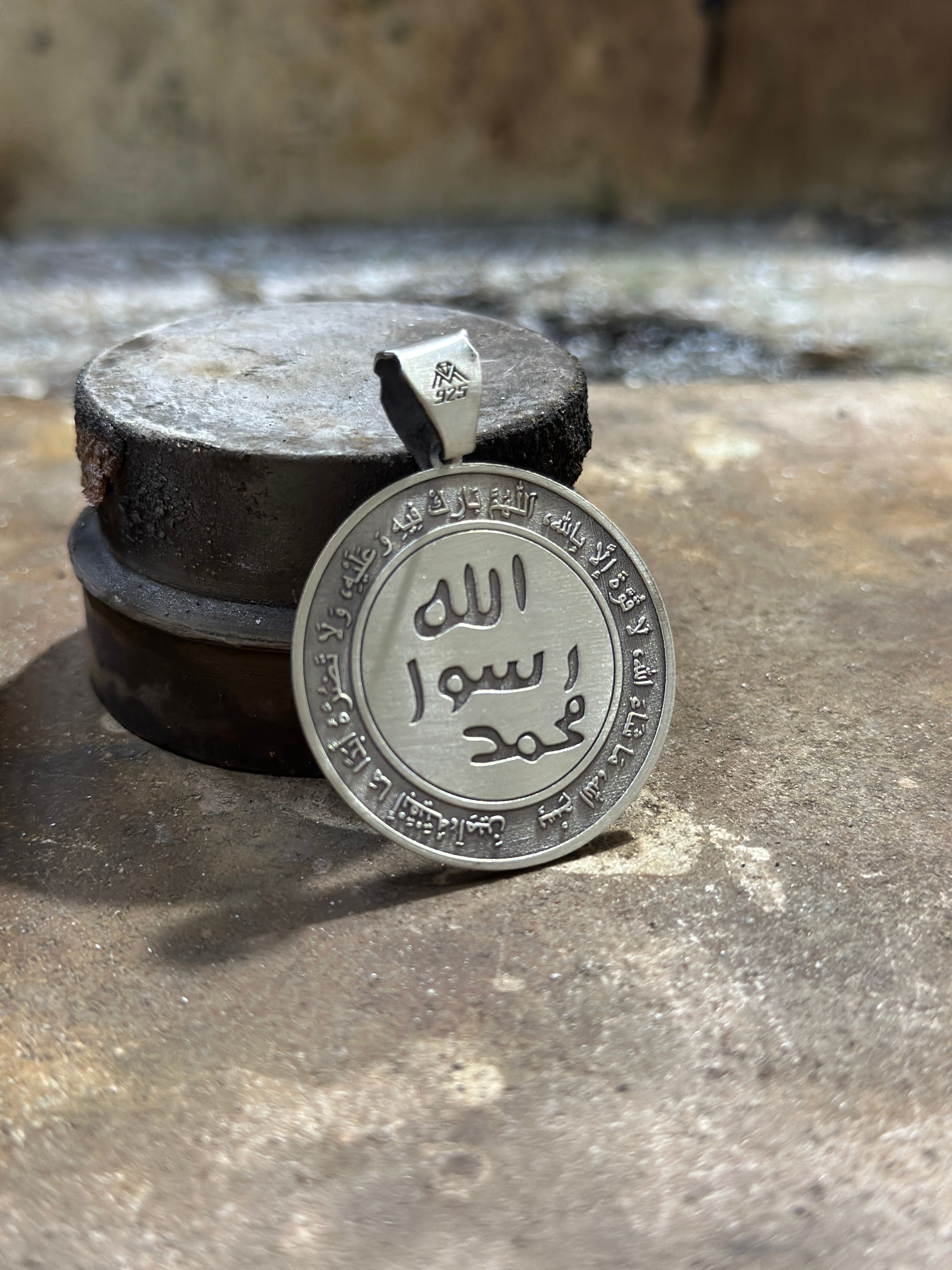 Gümüş Değerli Kıl Madalyon Kolye Ucu Allah’ım onu değerli kıl ve ona zarar gelmesine müsade etme