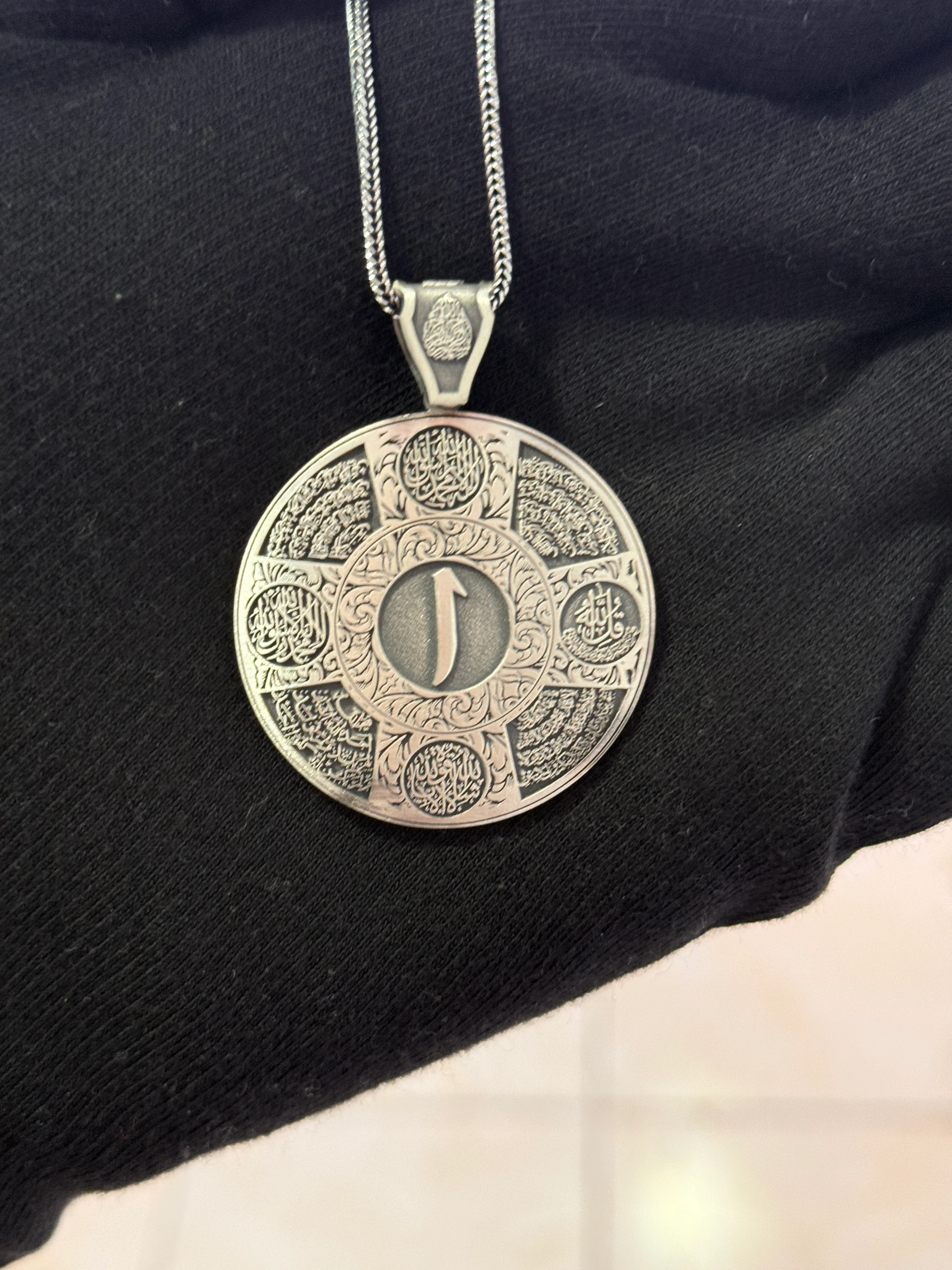 922 Ayar Elif İşlemeli Koruma Gümüş Madalyon Kolye