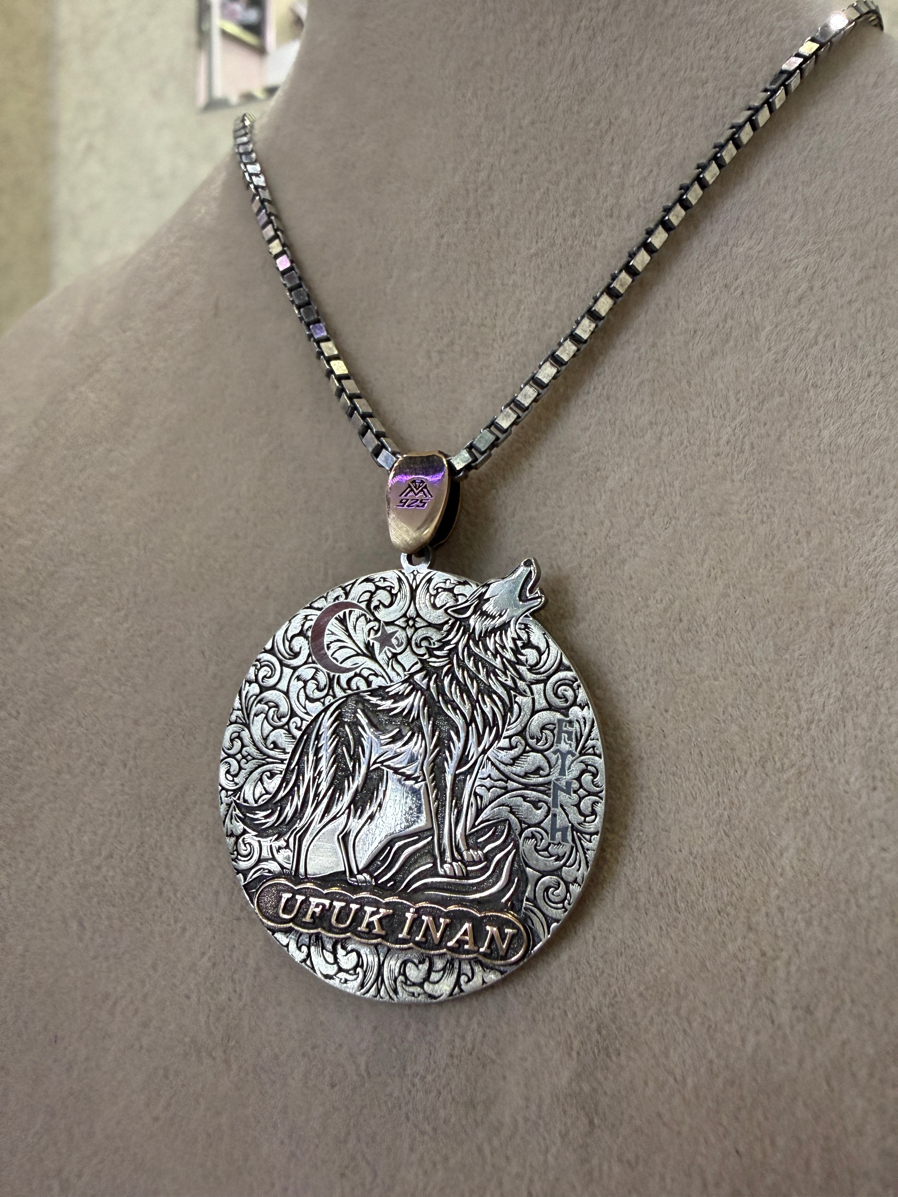 925 Ayar Bozkurt İşlemeli İsimli Gümüş Madalyon Kolye