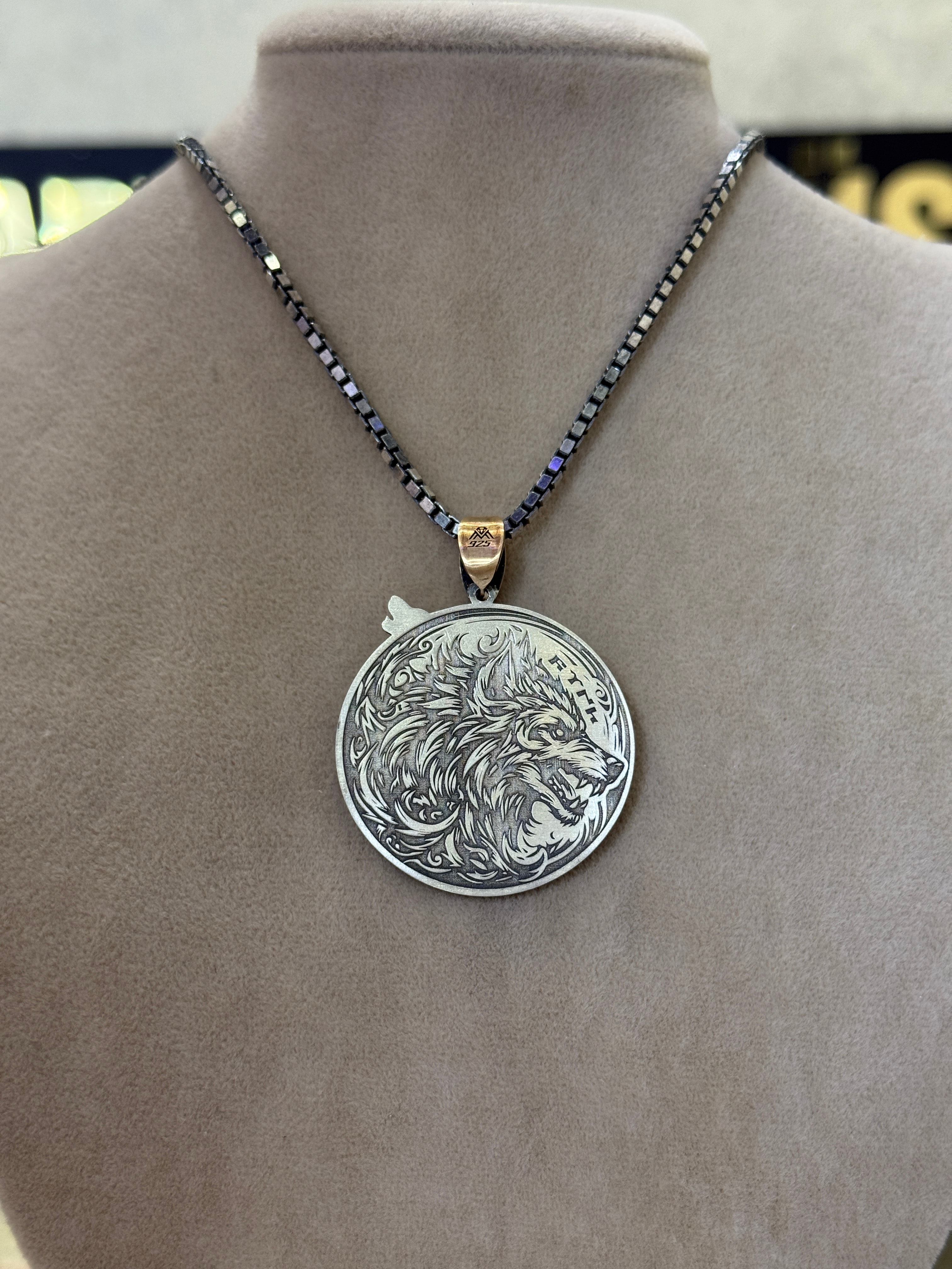 925 Ayar Bozkurt İşlemeli İsimli Gümüş Madalyon Kolye