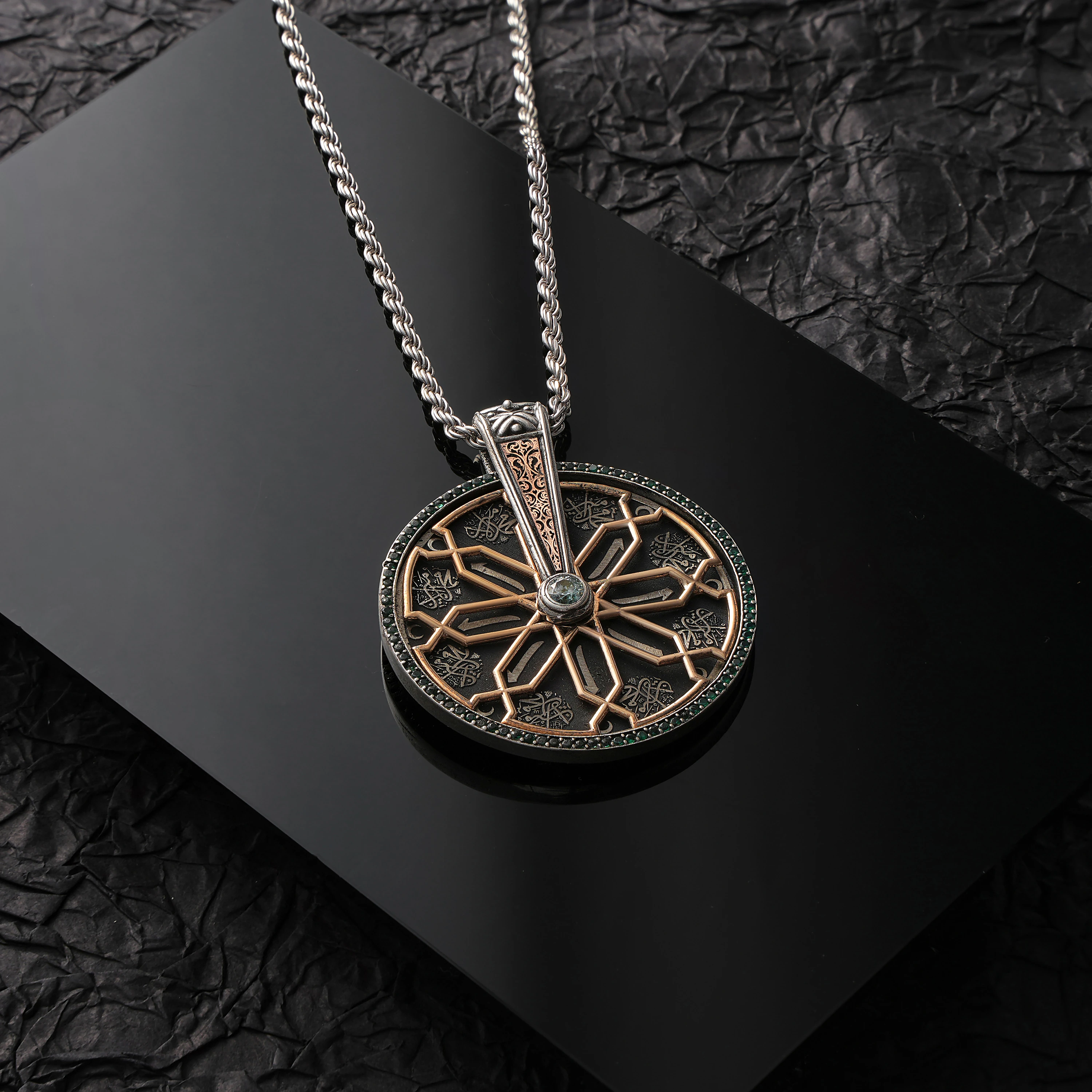 925 Ayar Güven Gümüş Kolye Ucu ( Gölgede bile parlayan bir değer )