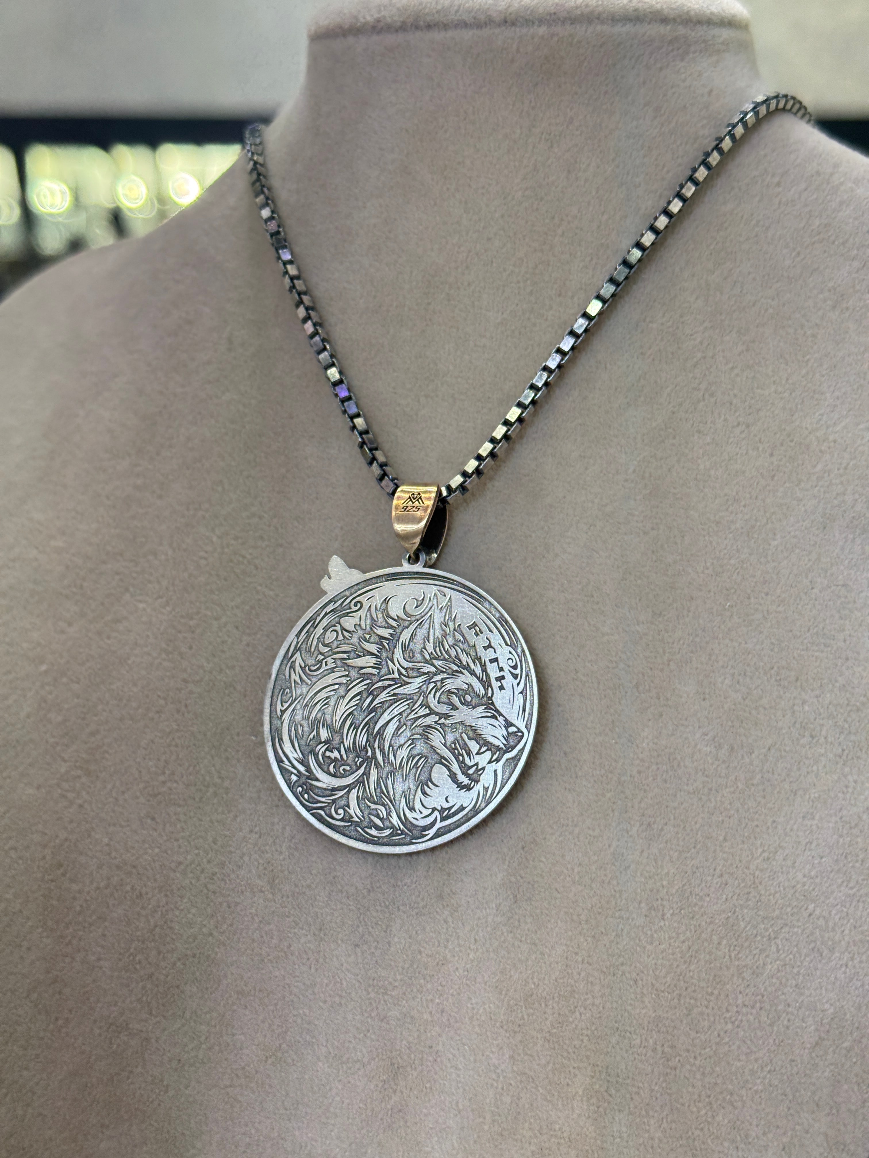 925 Ayar Bozkurt İşlemeli İsimli Gümüş Madalyon Kolye