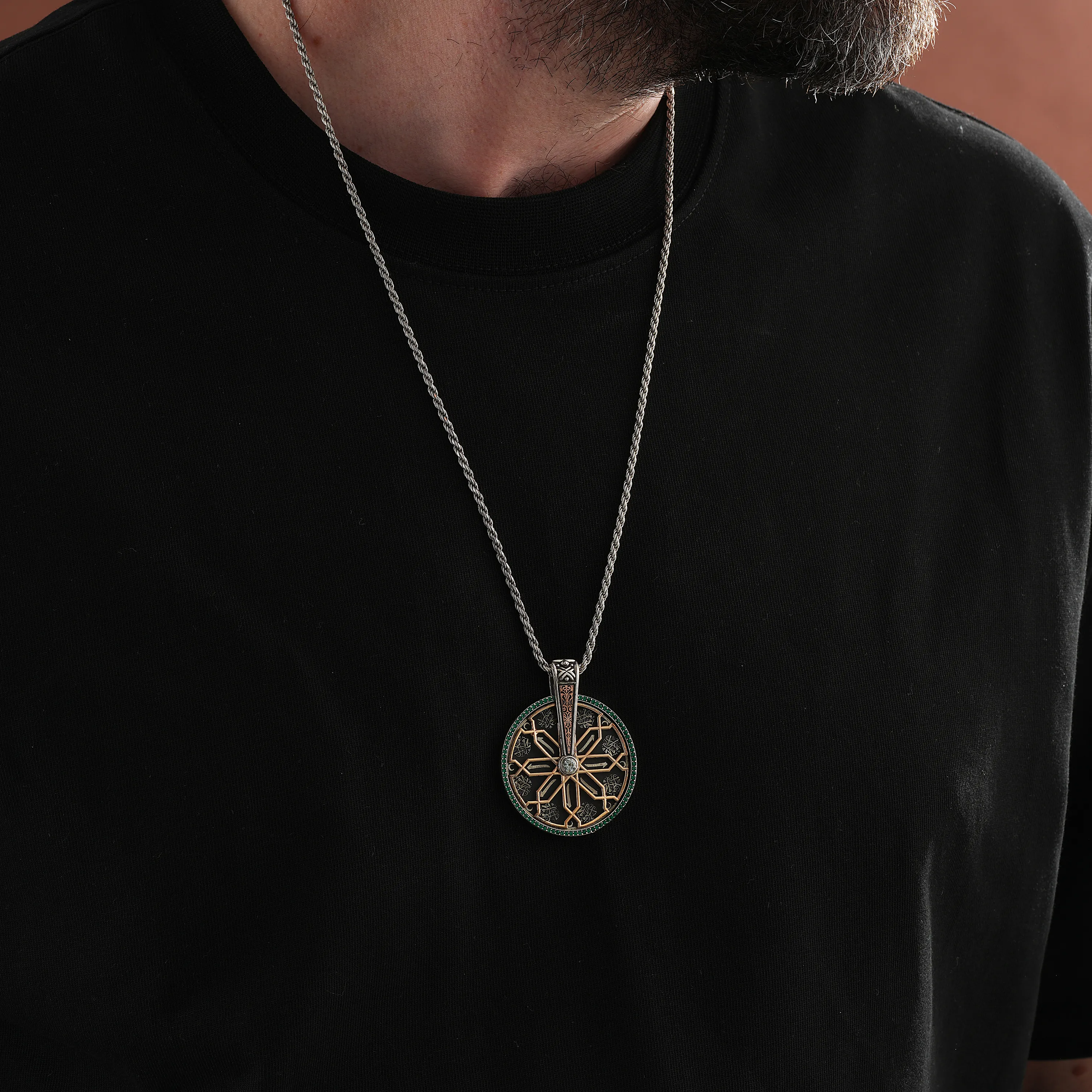 925 Ayar Güven Gümüş Kolye Ucu ( Gölgede bile parlayan bir değer )