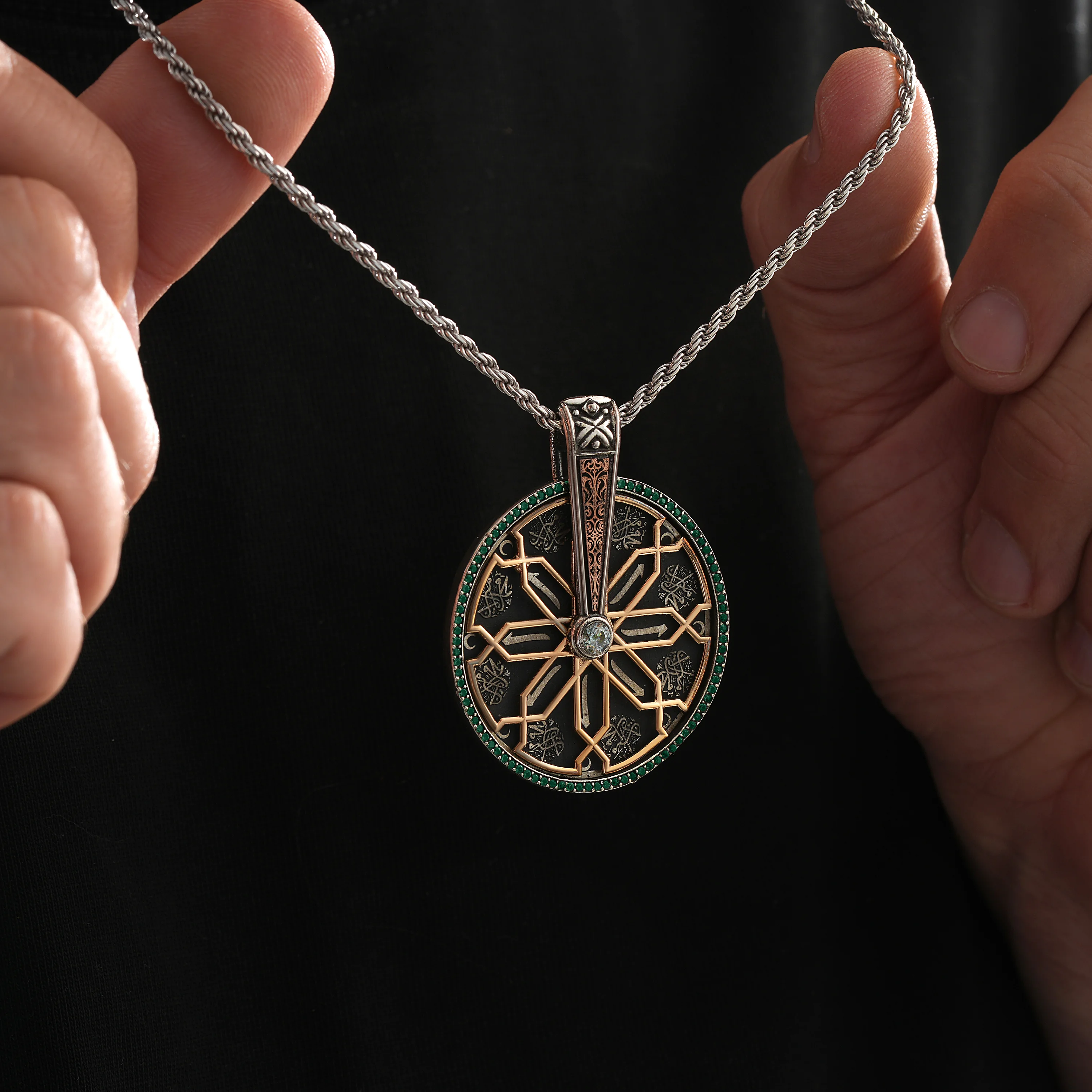 925 Ayar Güven Gümüş Kolye Ucu ( Gölgede bile parlayan bir değer )