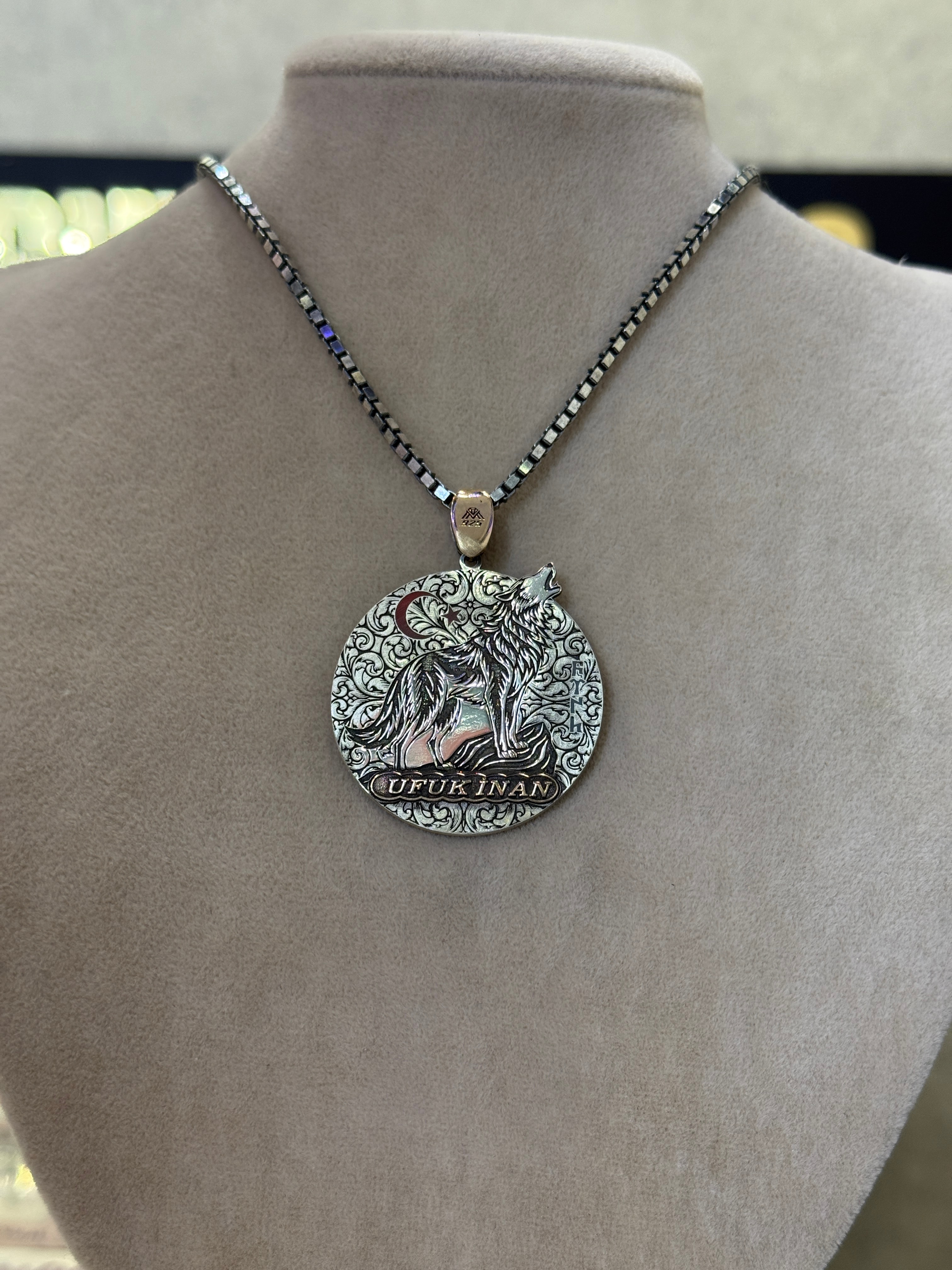 925 Ayar Bozkurt İşlemeli İsimli Gümüş Madalyon Kolye