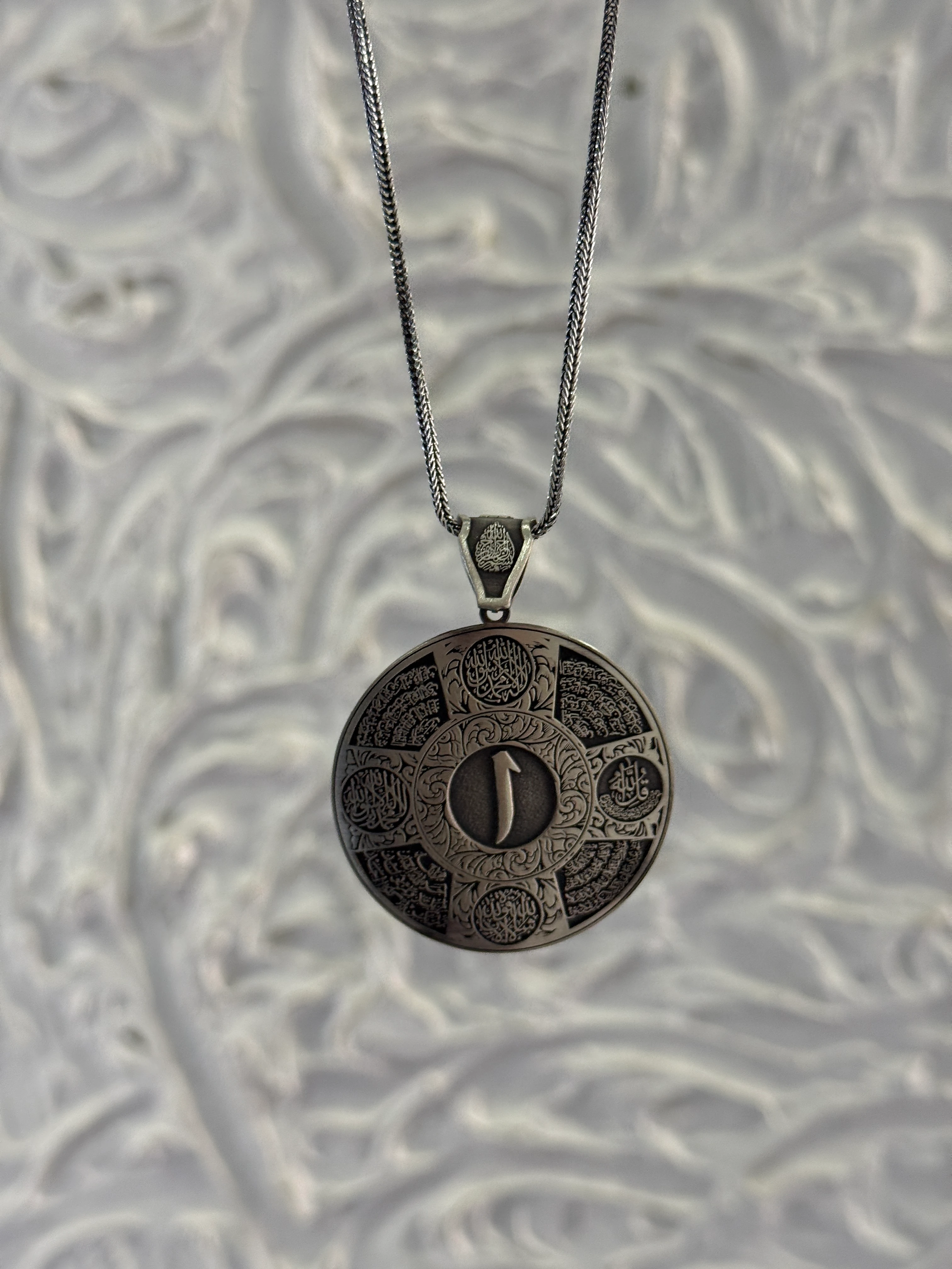 922 Ayar Elif İşlemeli Koruma Gümüş Madalyon Kolye