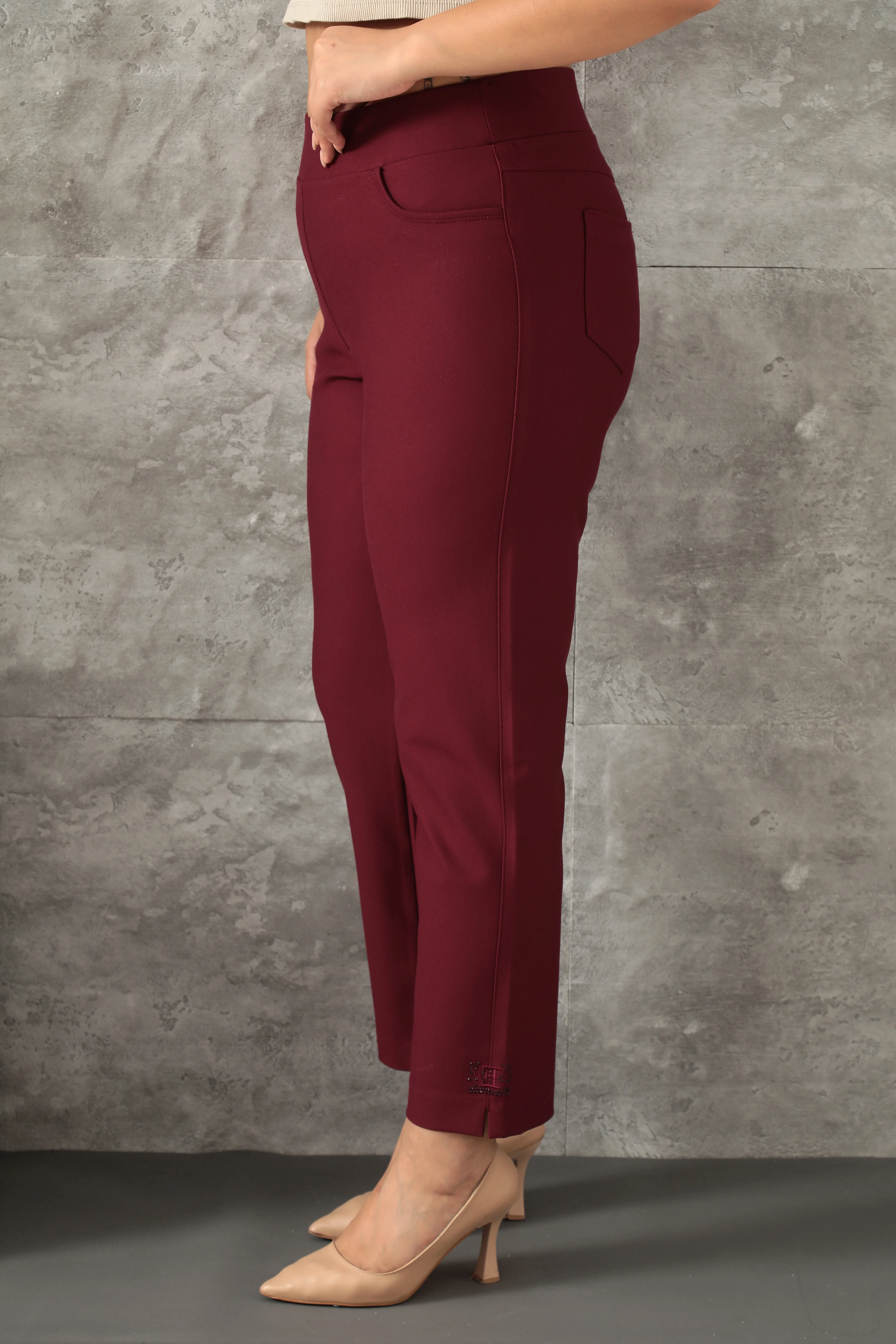 Kadın Paça Ve Arka Cep Taş Ve Nakış Detaylı Örme Pantolon 1-01-4020-8009