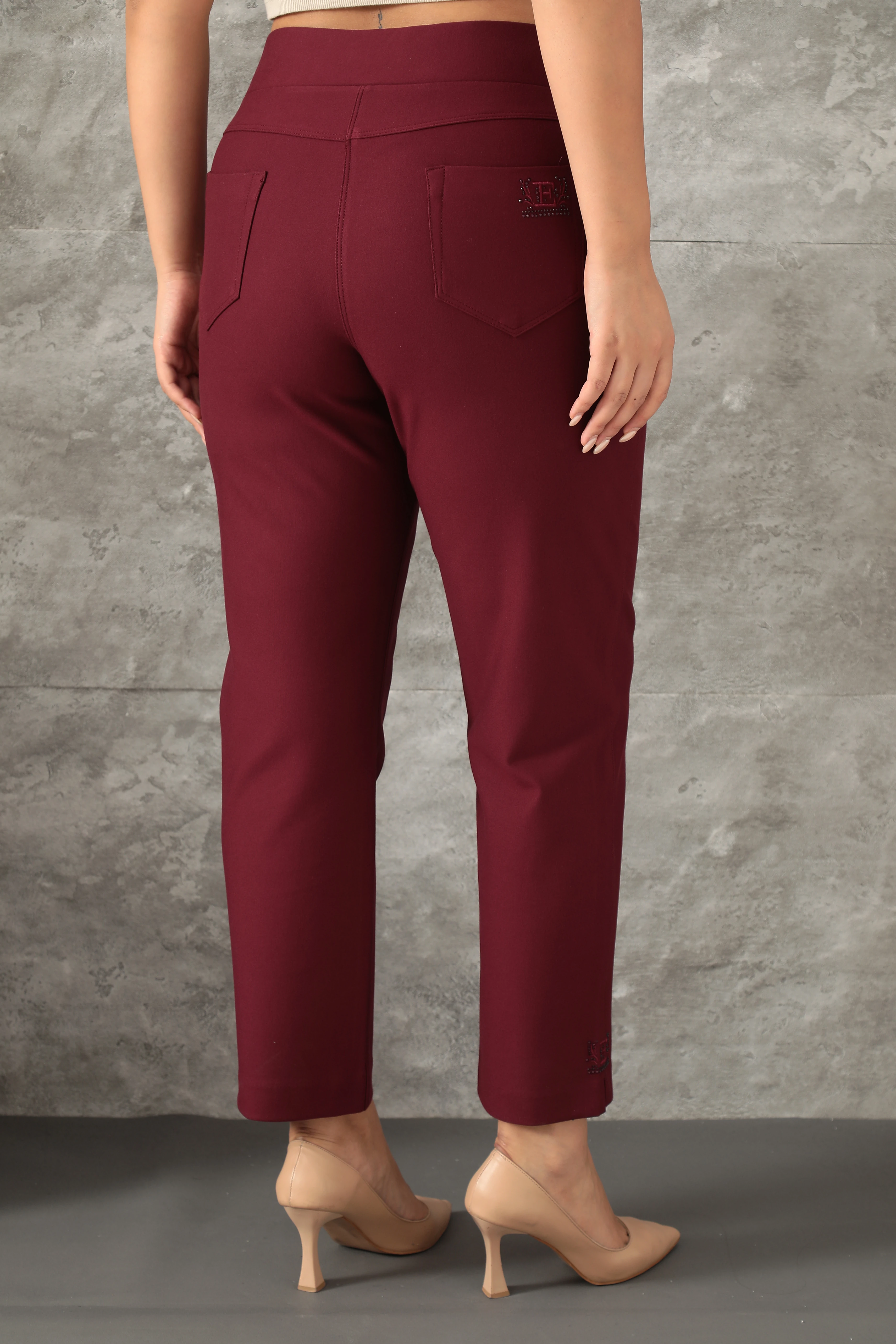 Kadın Paça Ve Arka Cep Taş Ve Nakış Detaylı Örme Pantolon 1-01-4020-8009