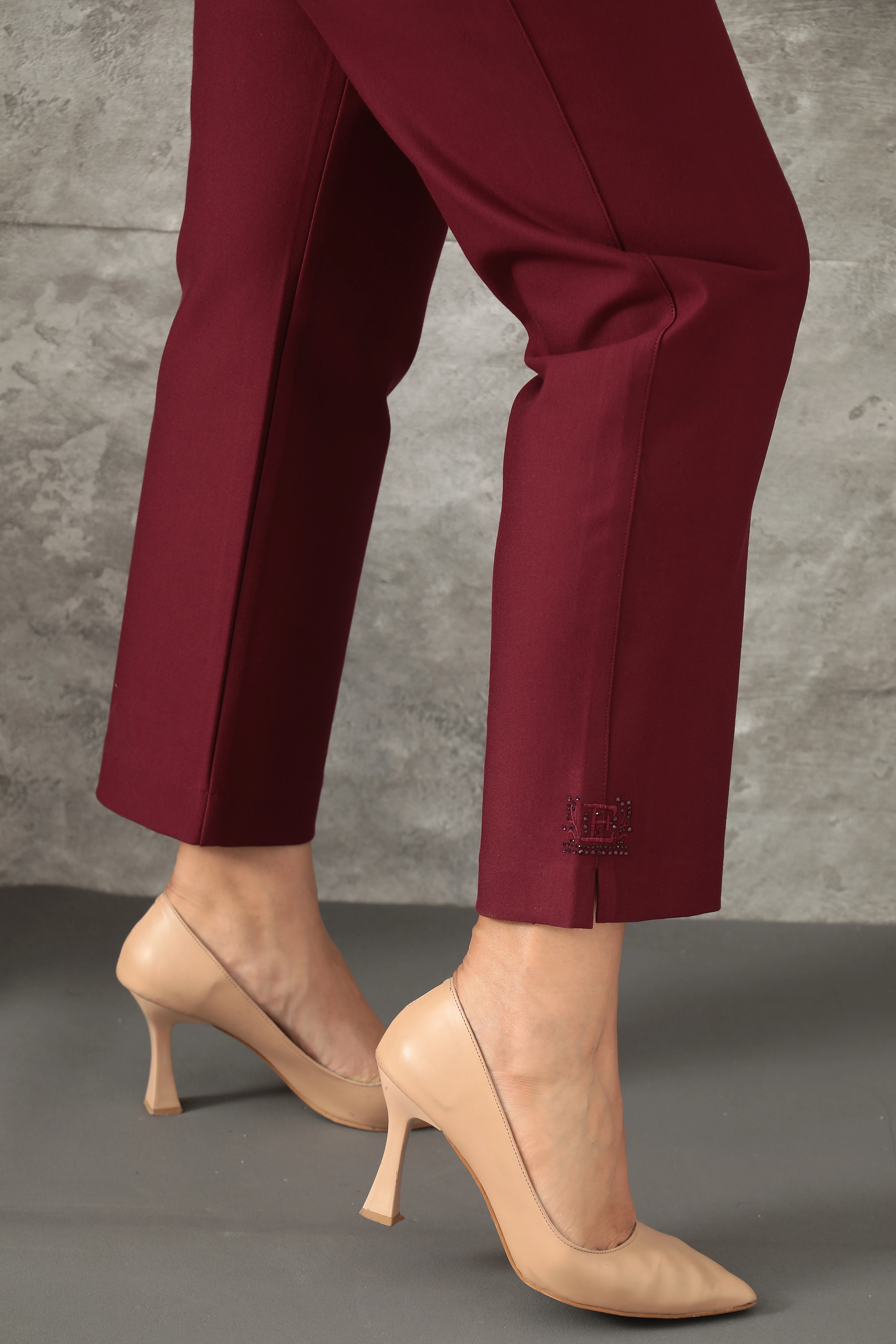 Kadın Paça Ve Arka Cep Taş Ve Nakış Detaylı Örme Pantolon 1-01-4020-8009