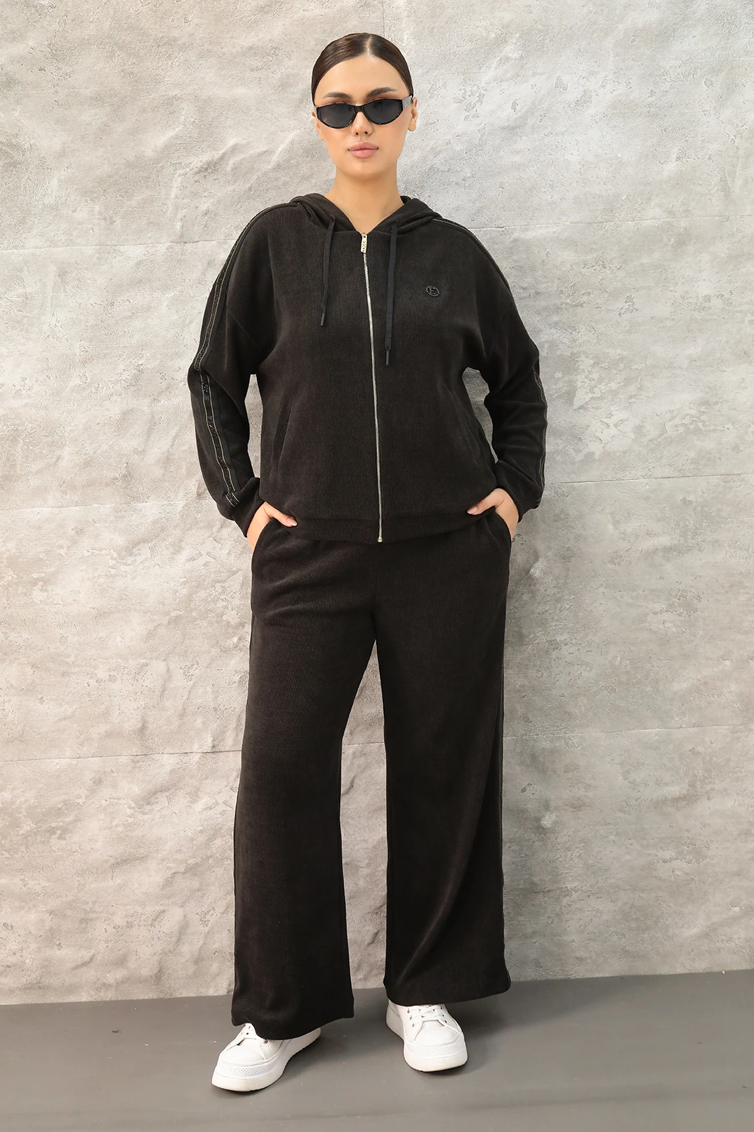 Kadın Yanları Taş Şeritli Kapşonlu Fermuarlı Kadife Kışlık Eşofman Takım 7-04-4013 - Kahverengi