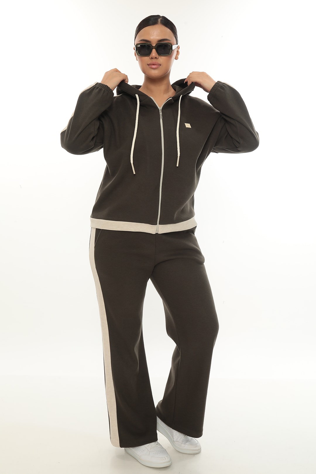 Kadın Kapüşonlu Fermuarlı Beli Özel Lastikli Çift Renk Şeritli Yün Kumaş Büyük Beden Eşofman Takımı 7-10-4024 - Haki