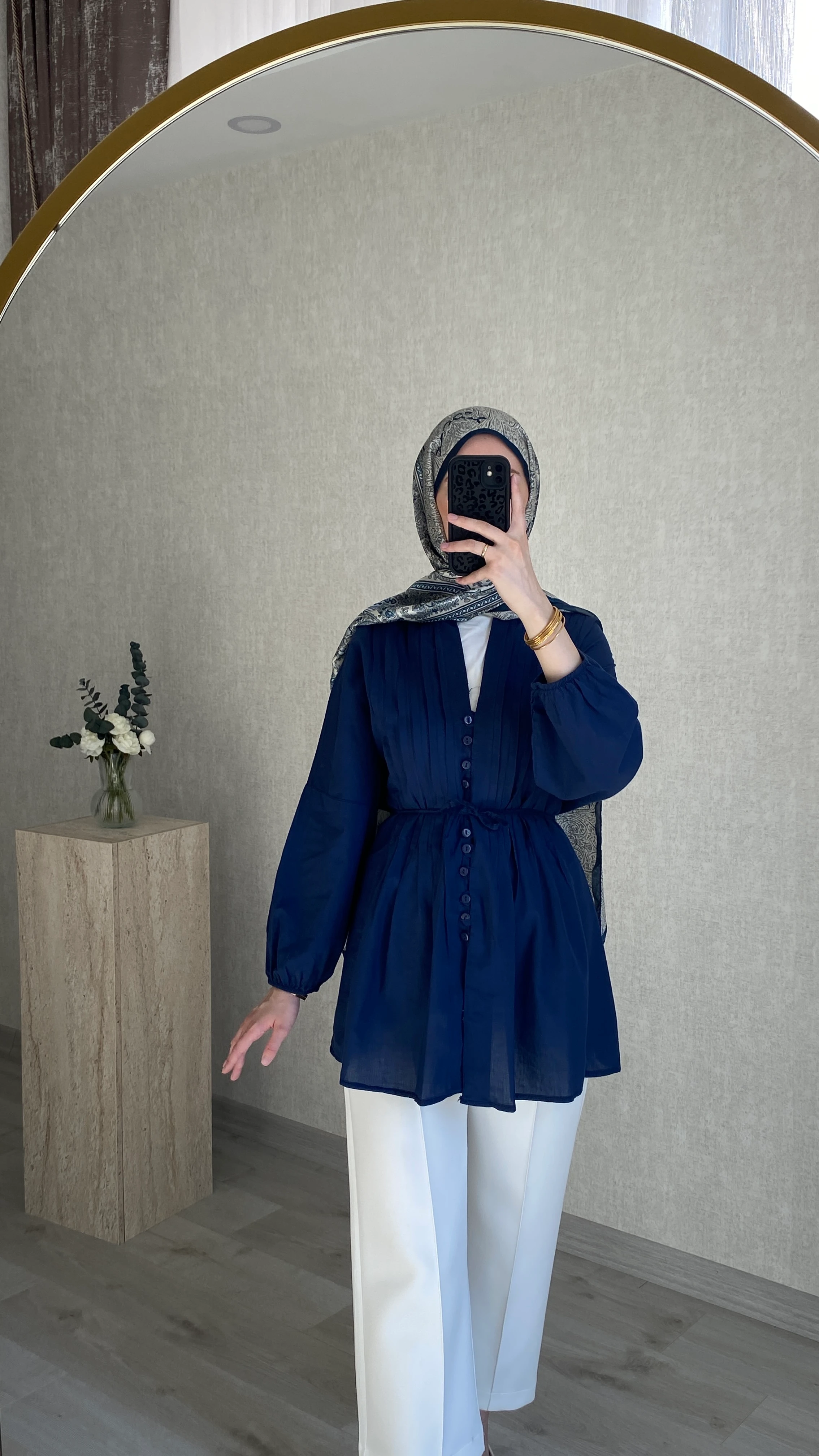 Düğme Detaylı V Yaka Gömlek