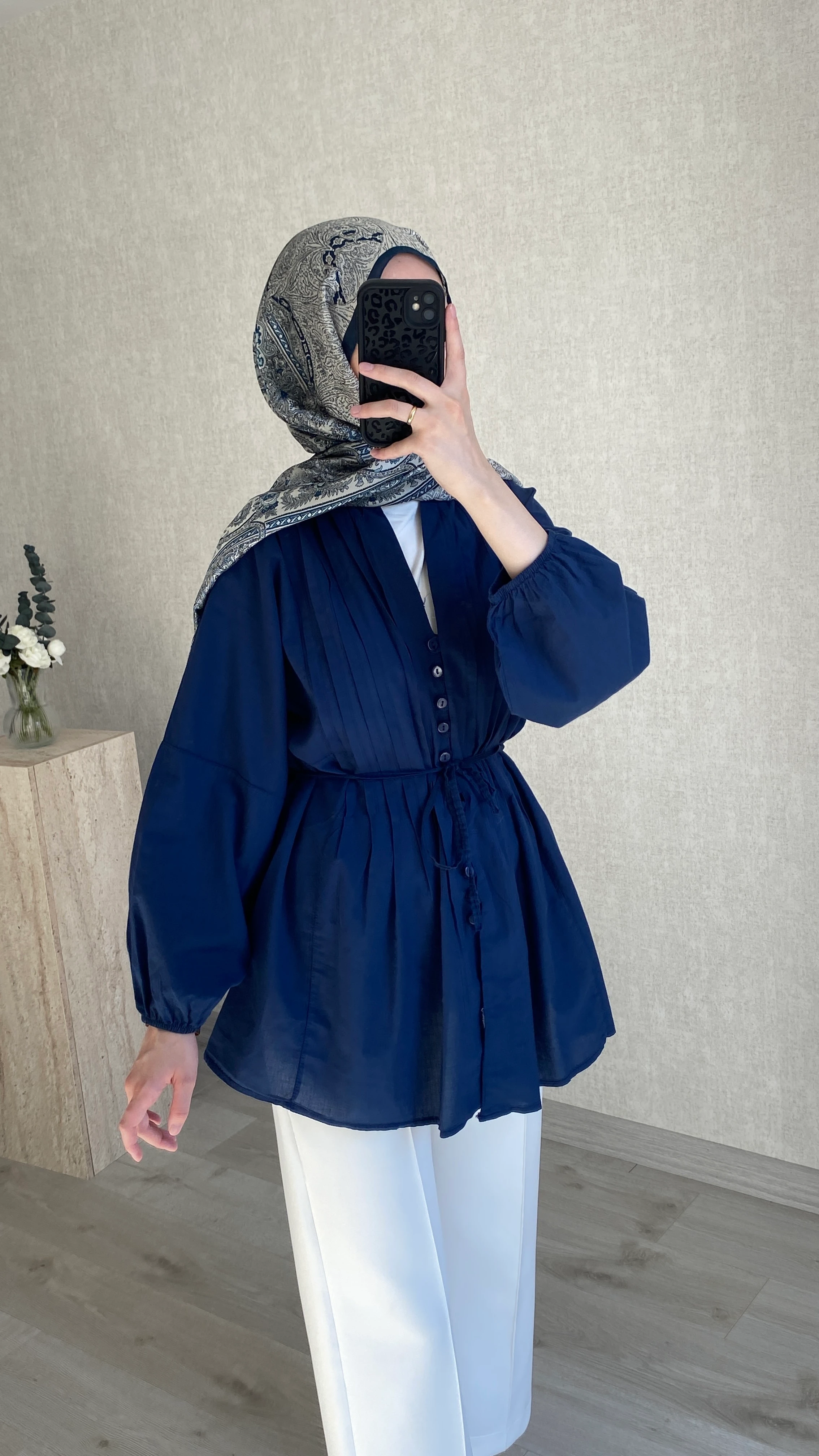 Düğme Detaylı V Yaka Gömlek