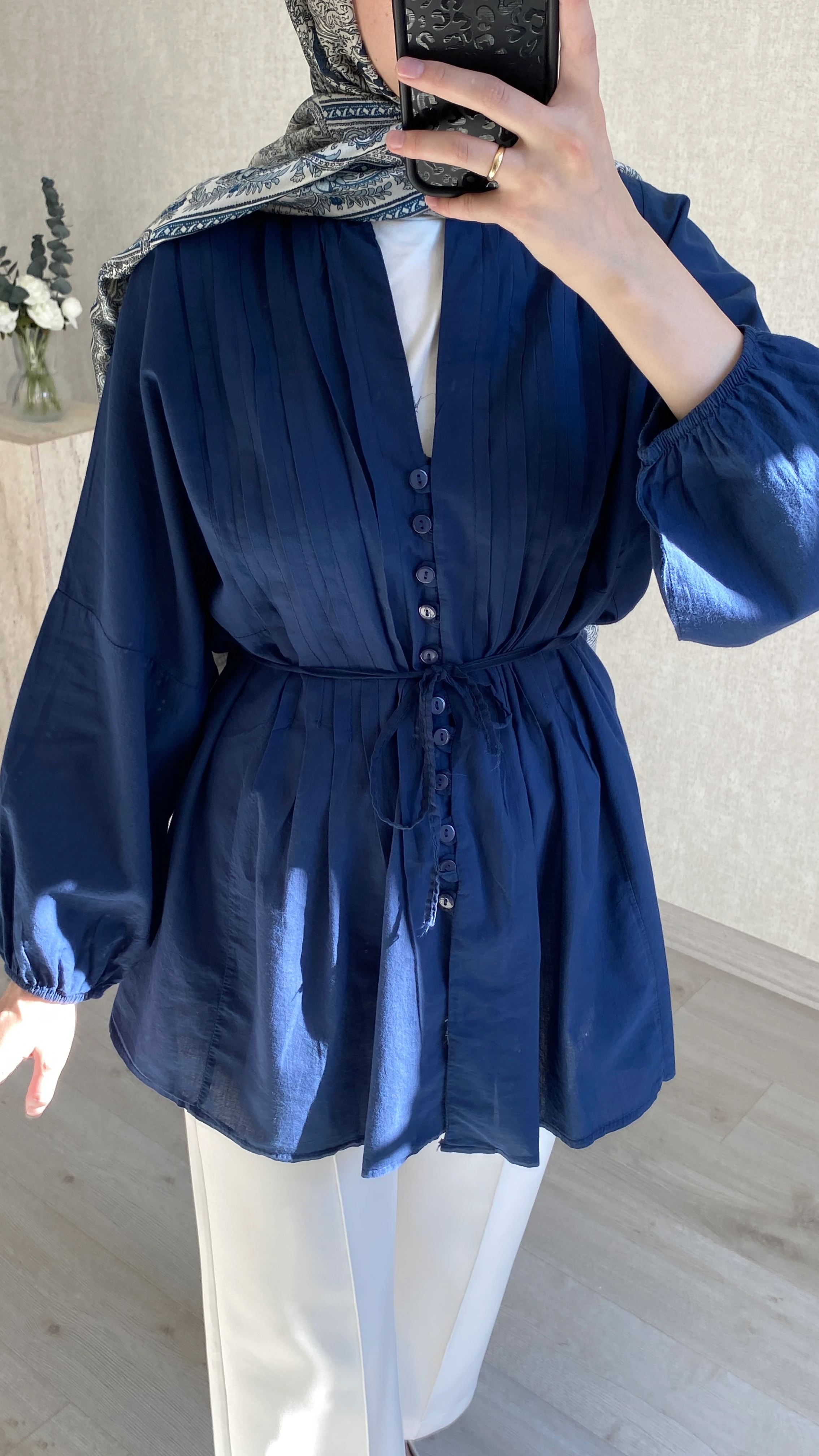 Düğme Detaylı V Yaka Gömlek