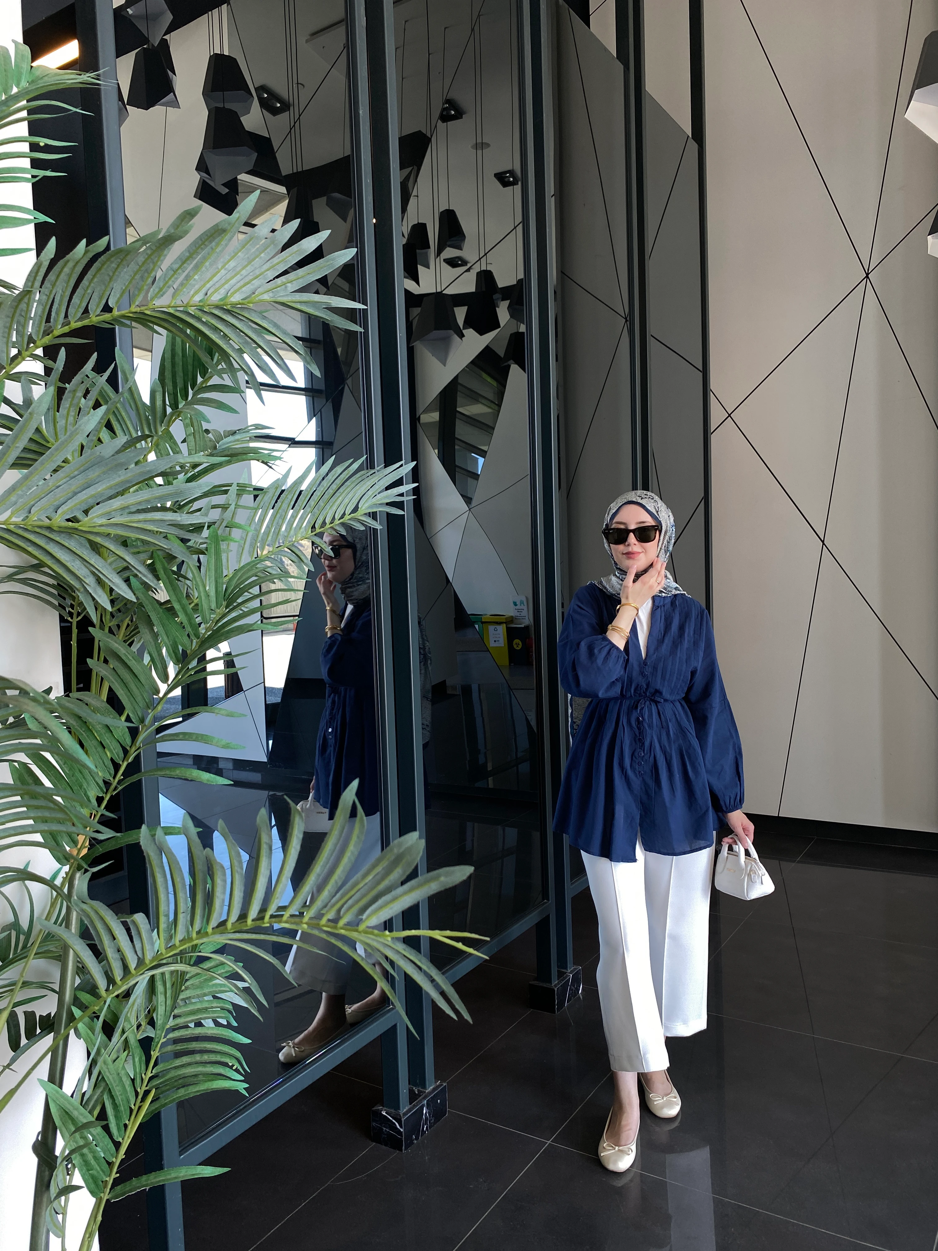 Düğme Detaylı V Yaka Gömlek