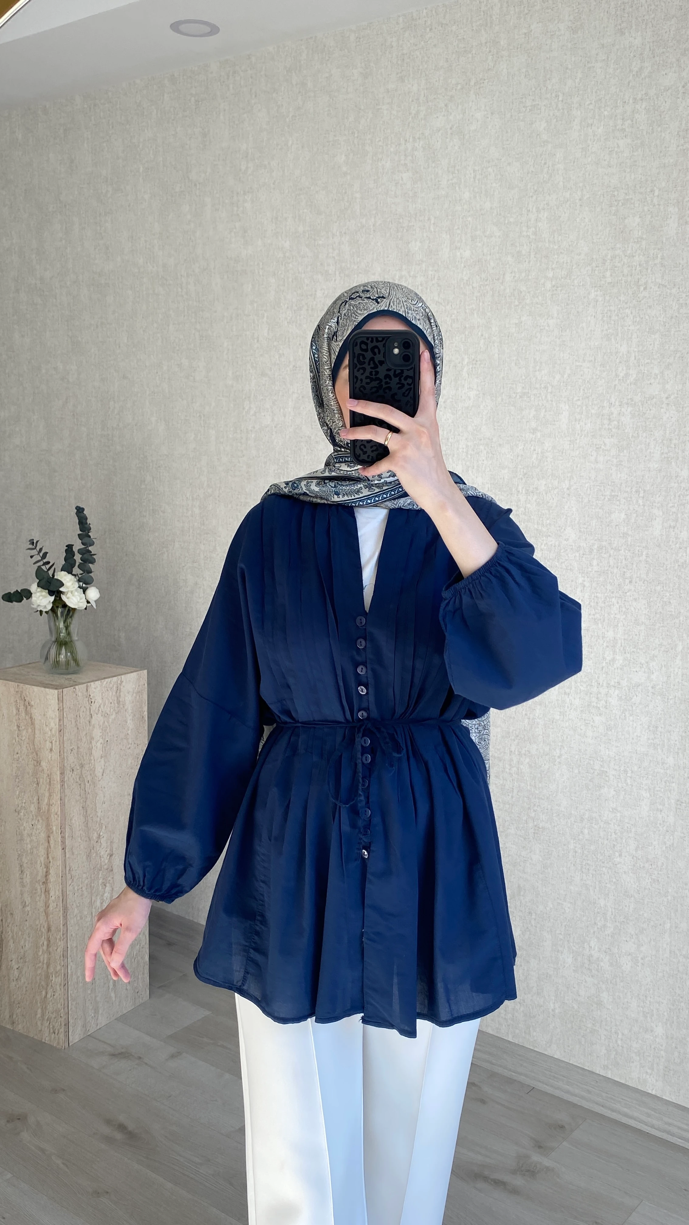 Düğme Detaylı V Yaka Gömlek