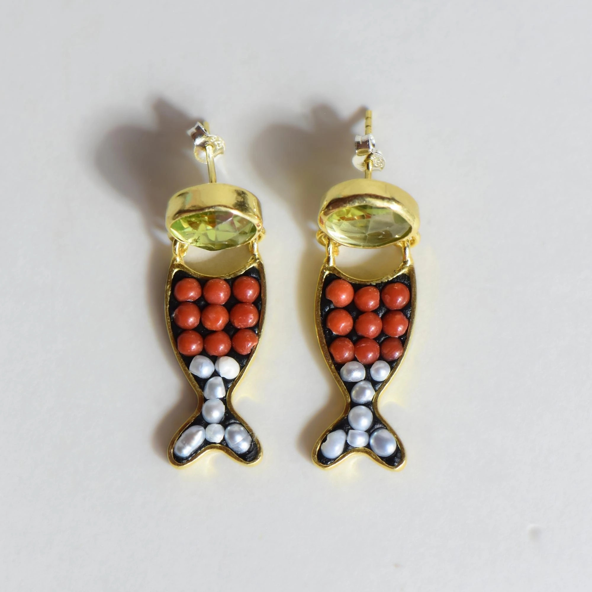 Doğal İnci, Mercan ve Peridot Taşlı Balık Formlu Gümüş Küpe