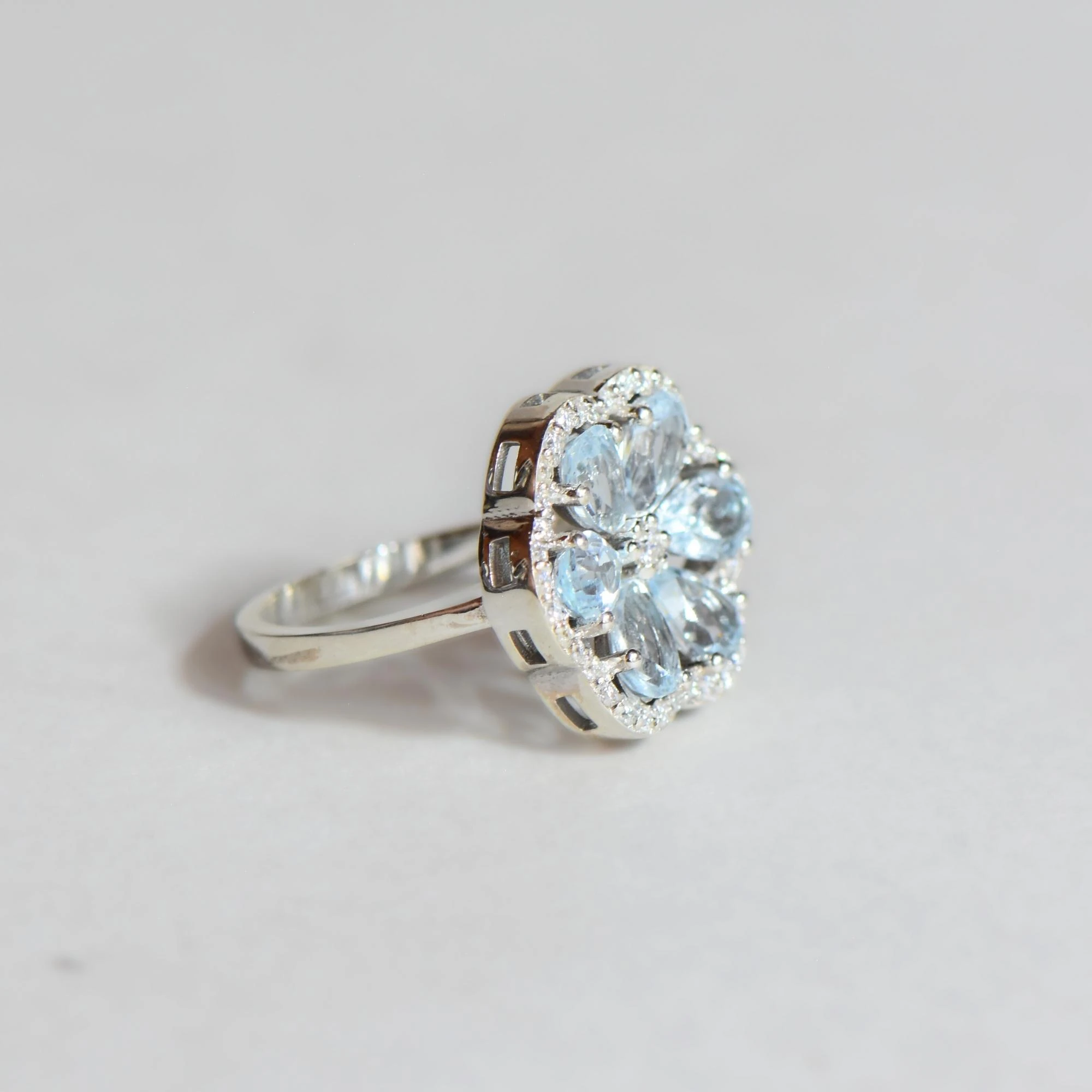 Doğal Mozanit ve Mavi Topaz Taşlı Çiçek Formlu Gümüş Yüzük