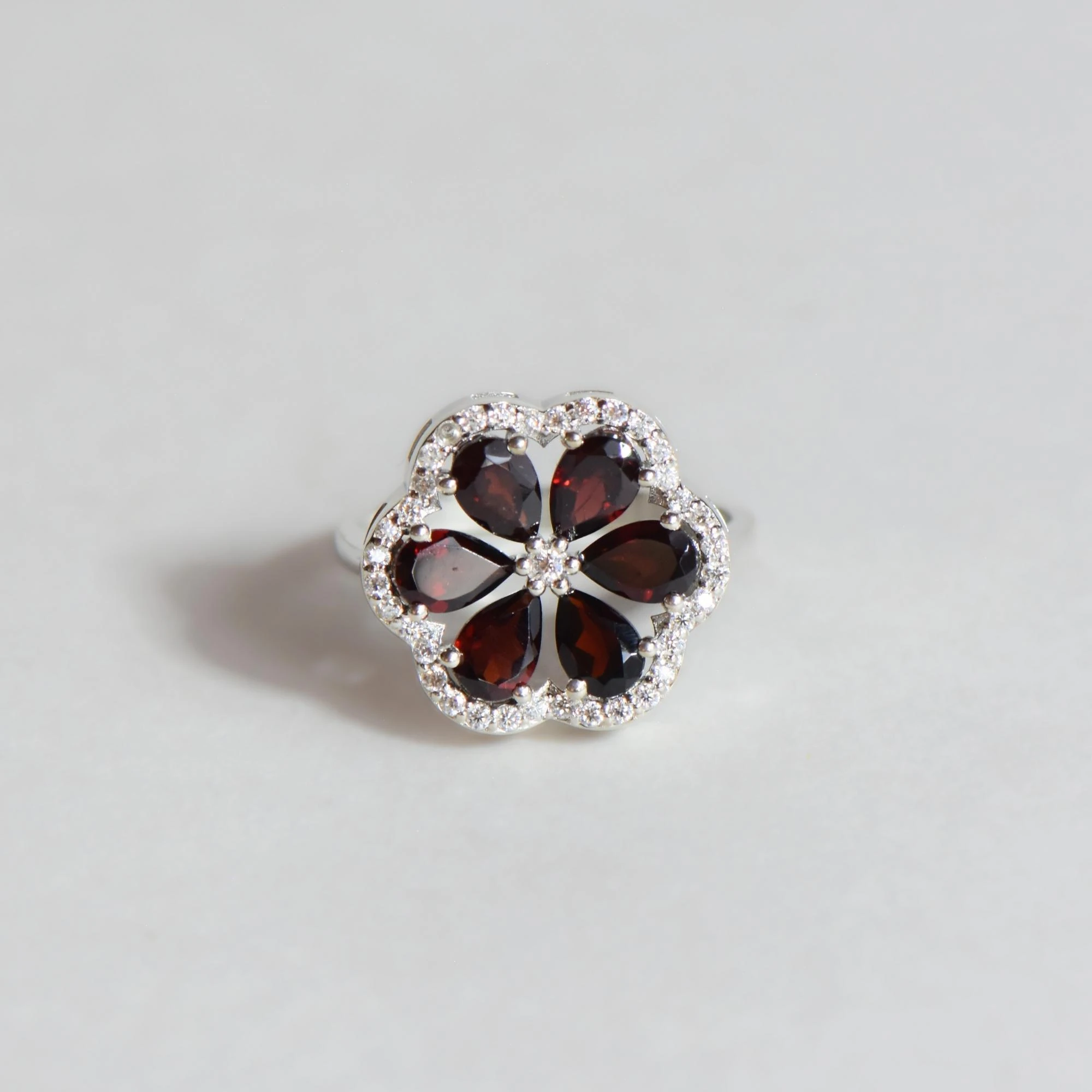 Doğal Mozanit ve Garnet Taşlı Çiçek Formlu Gümüş Yüzük