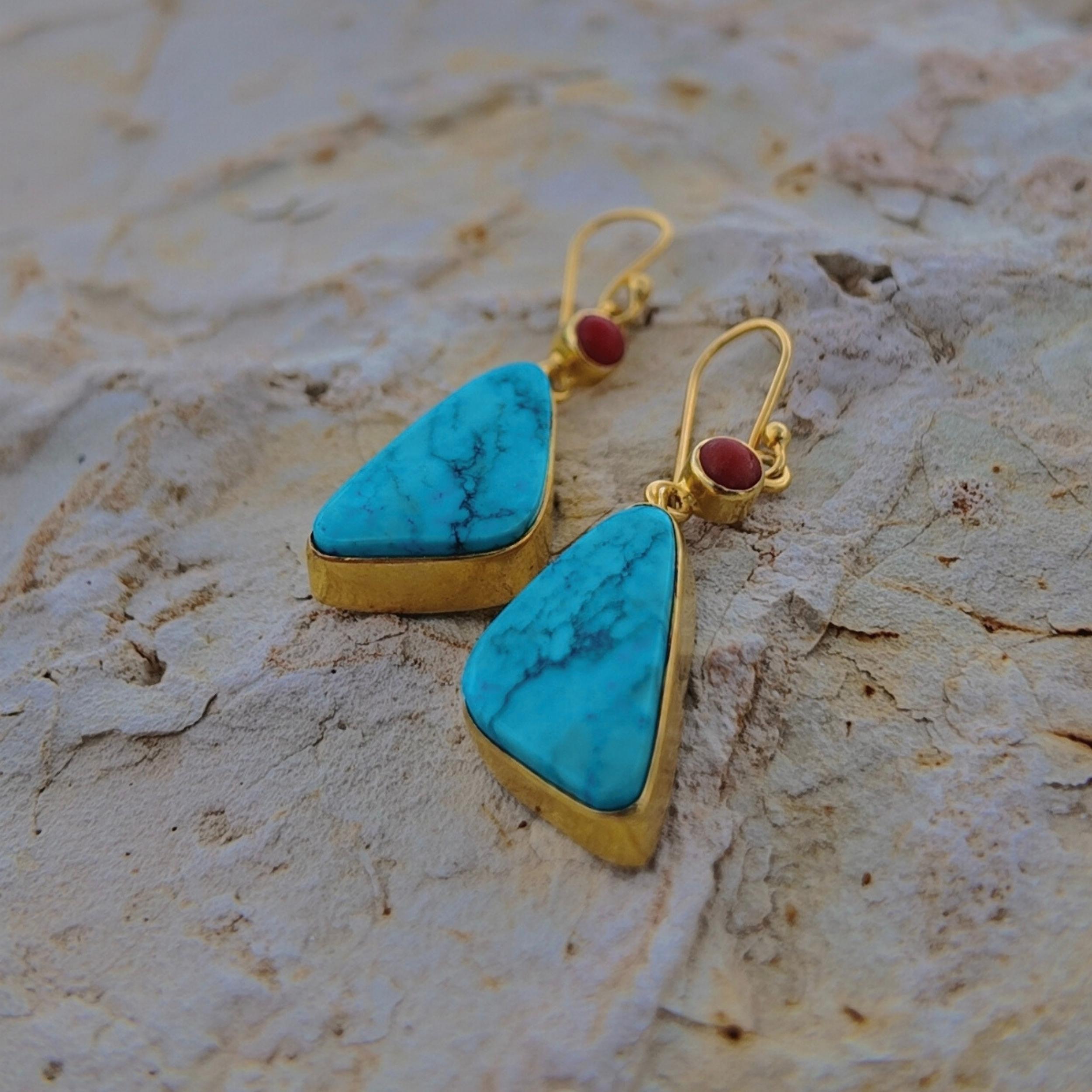 Doğal Turkuaz ve Mercan Taşlı Sarı Altın Kaplama Gümüş Küpe 