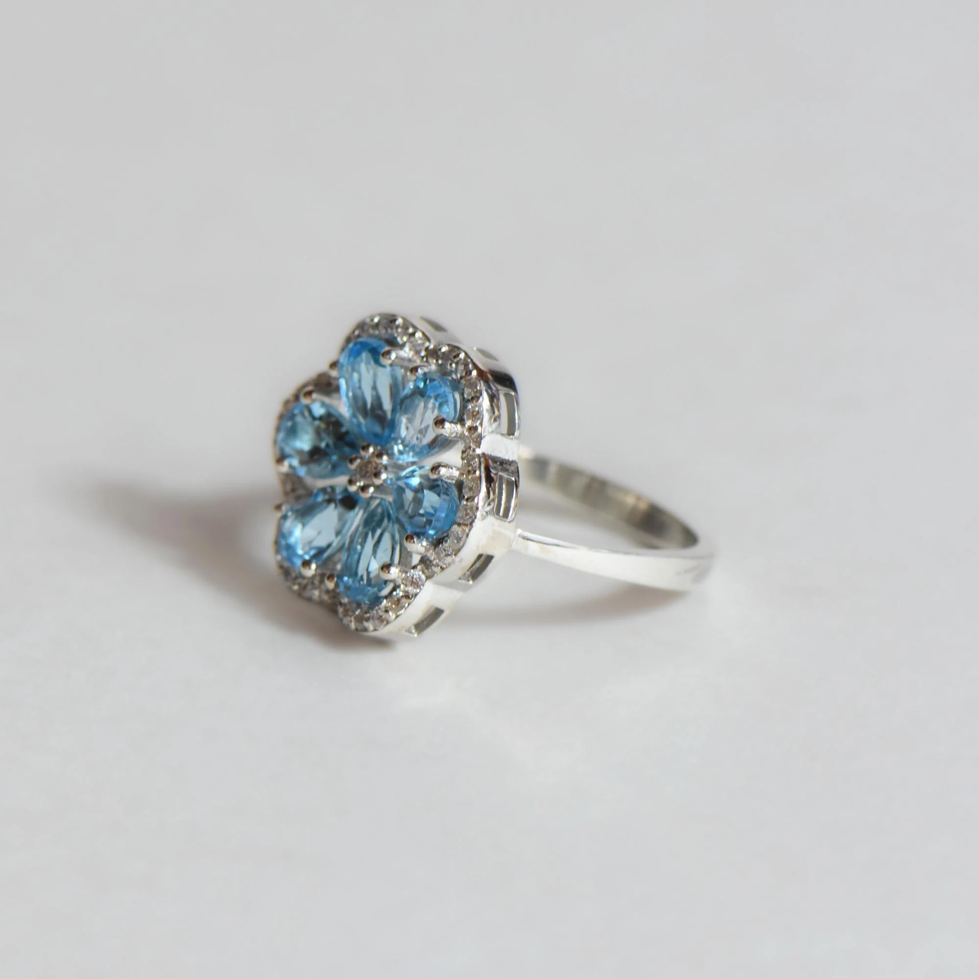 Doğal Mozanit ve Mavi Topaz Taşlı Çiçek Formlu Gümüş Yüzük