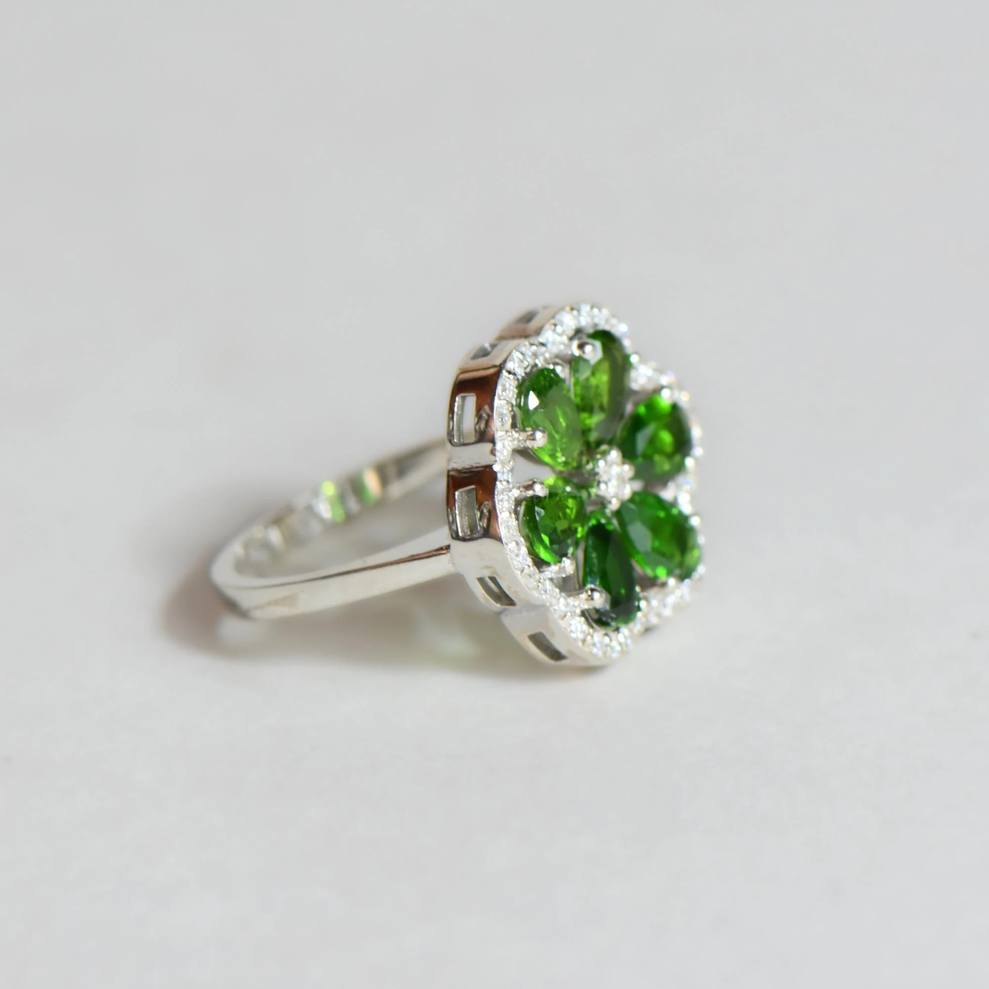 Doğal Mozanit ve Zümrüt Taşlı Çiçek Formlu Gümüş Yüzük