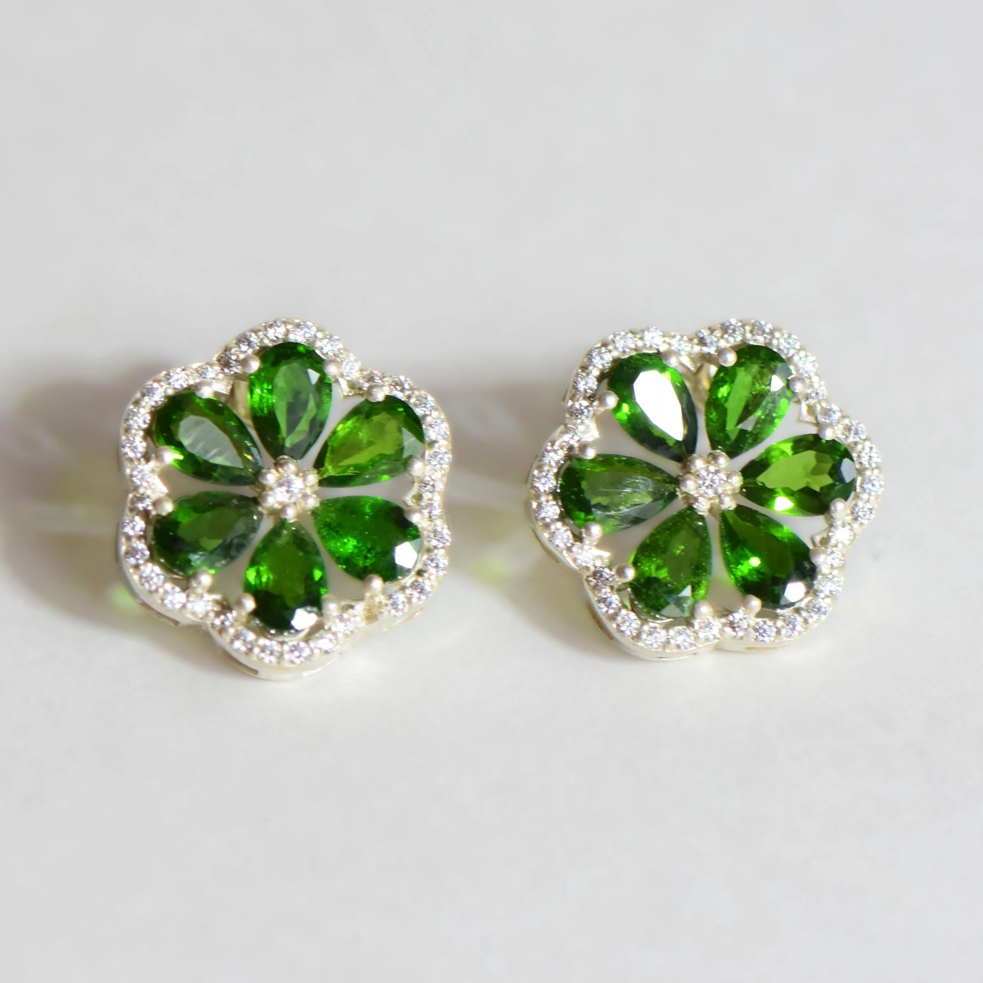 Doğal Mozanit ve Zümrüt Taşlı Çiçek Formlu Gümüş Küpe