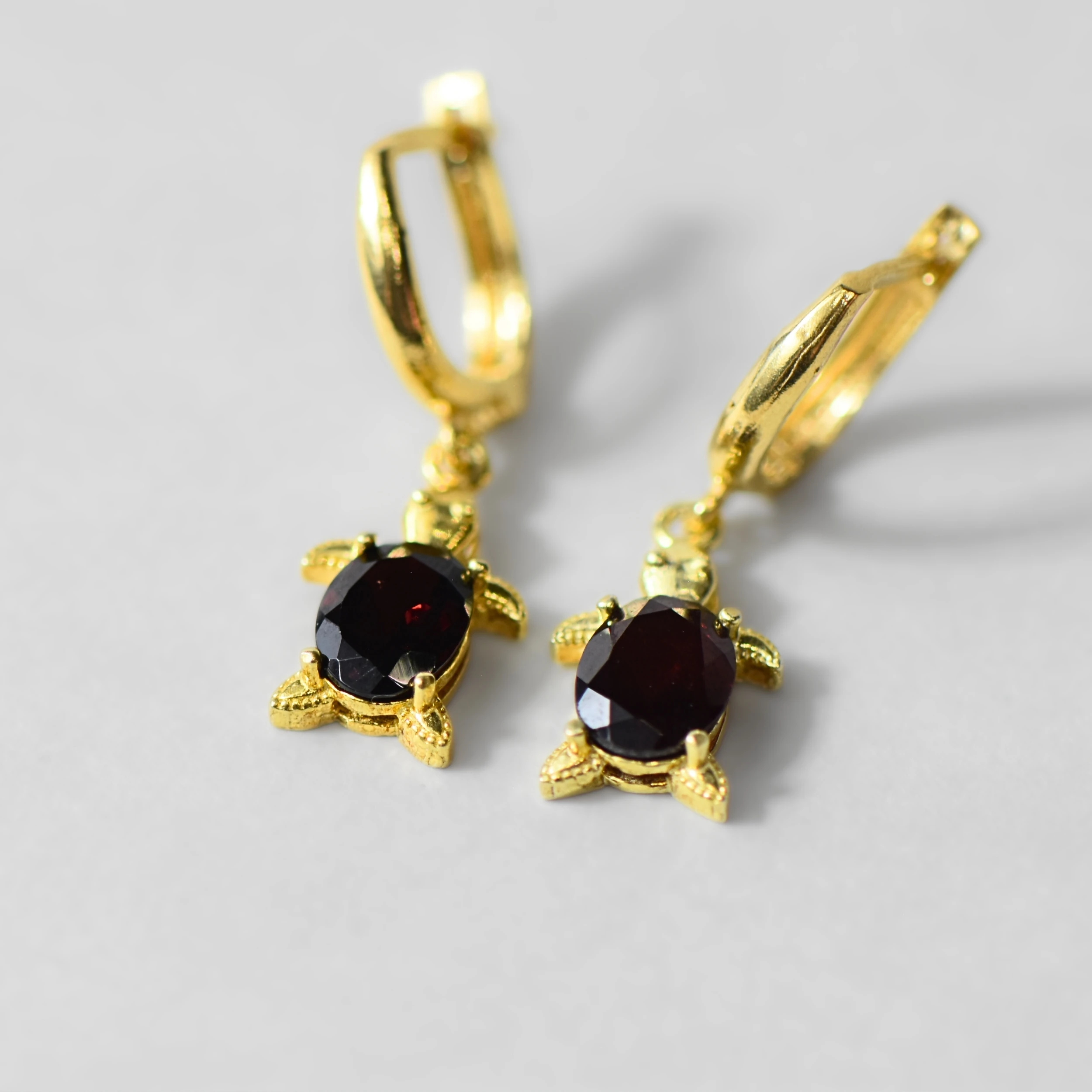 Doğal Garnet Taşlı Altın Kaplama Gümüş Küpe 