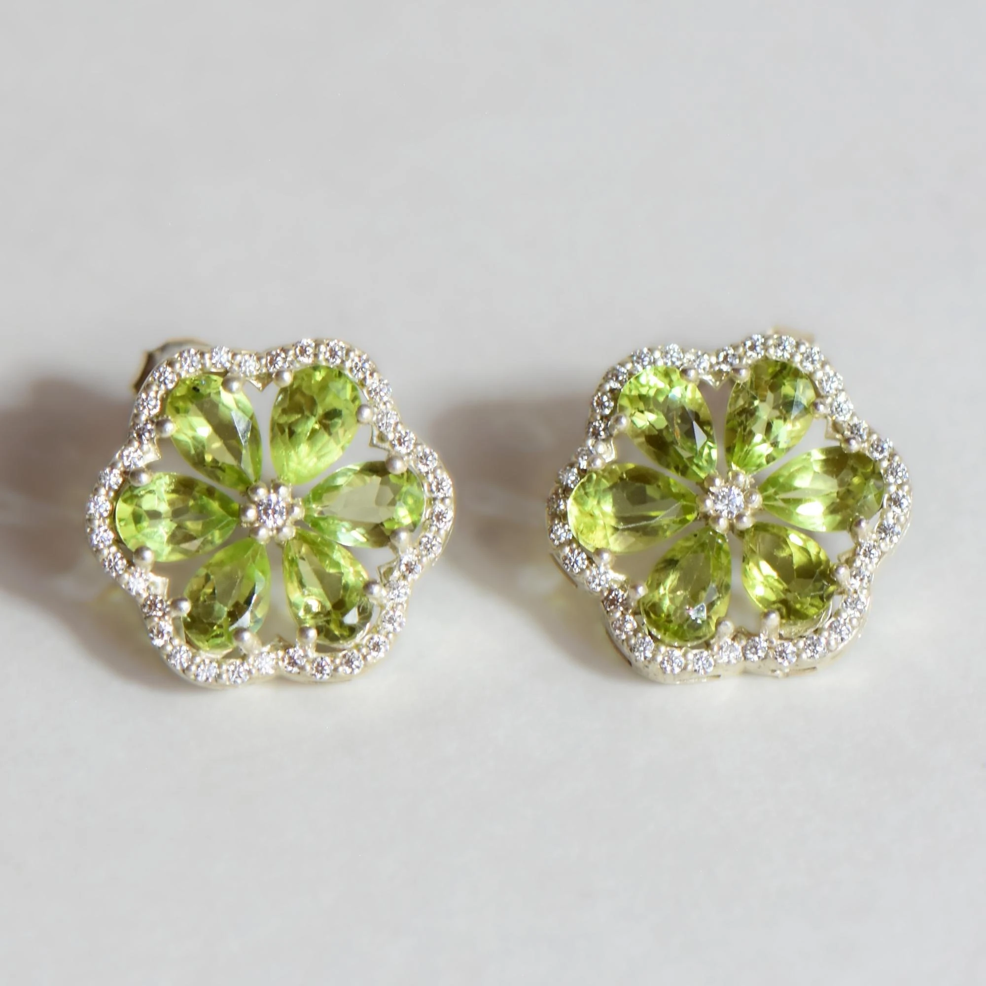 Doğal Mozanit ve Peridot Taşlı Çiçek Formlu Gümüş Küpe