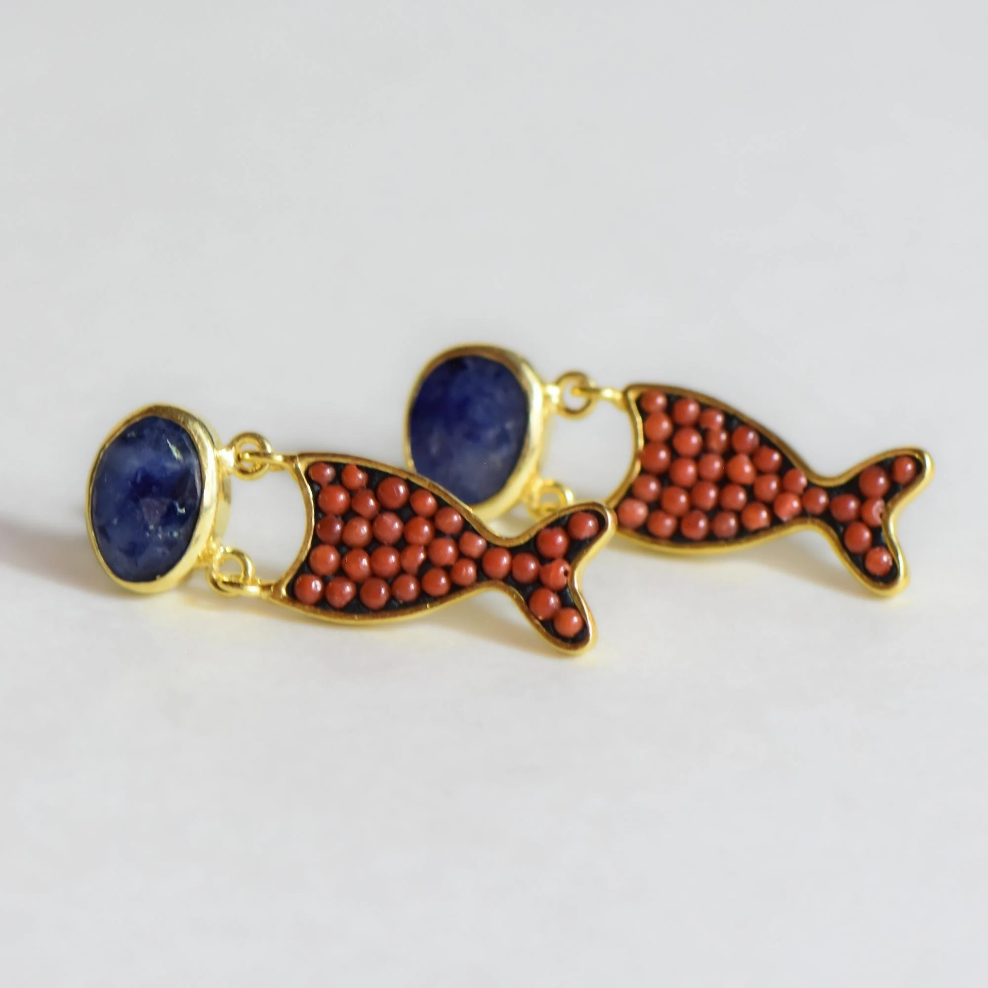 Doğal Mercan ve Kyanite Taşlı Balık Formlu Gümüş Küpe