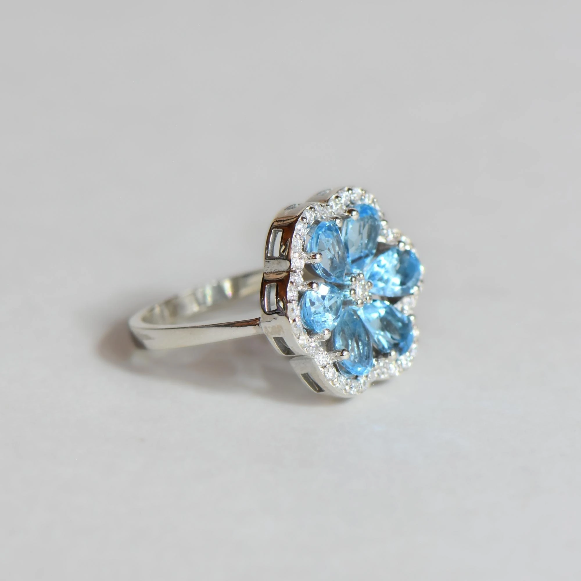 Doğal Mozanit ve Mavi Topaz Taşlı Çiçek Formlu Gümüş Yüzük