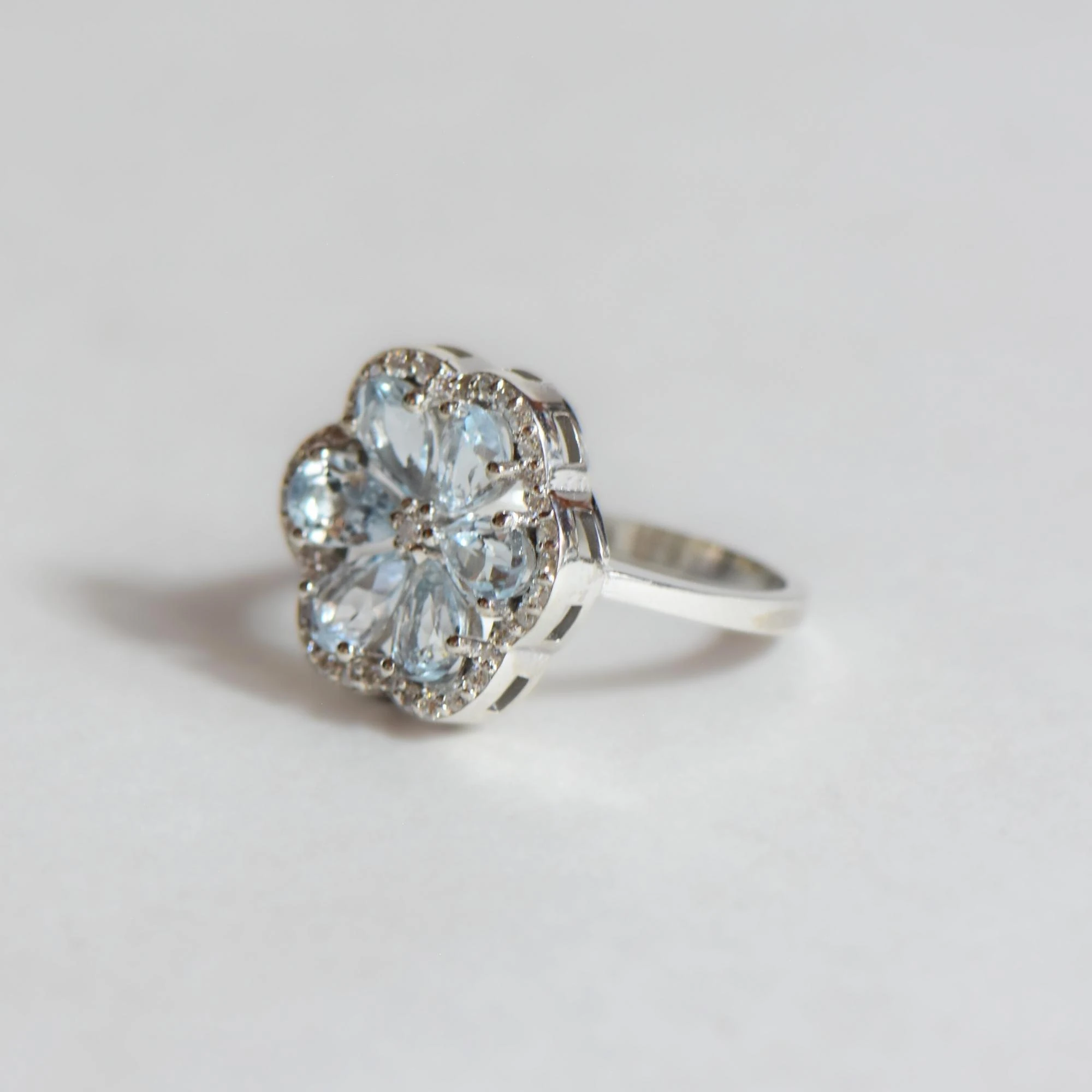 Doğal Mozanit ve Mavi Topaz Taşlı Çiçek Formlu Gümüş Yüzük