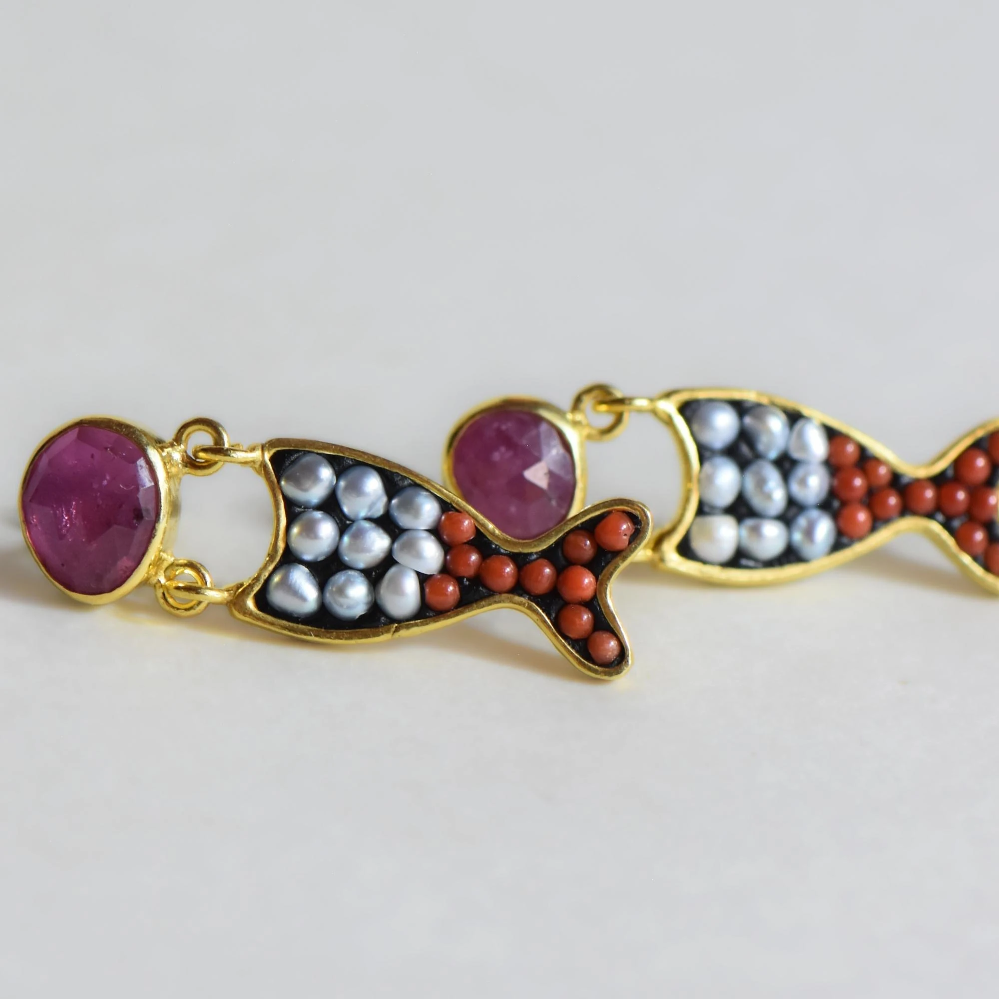 Doğal İnci, Mercan ve Yakut Taşlı Balık Formlu Gümüş Küpe