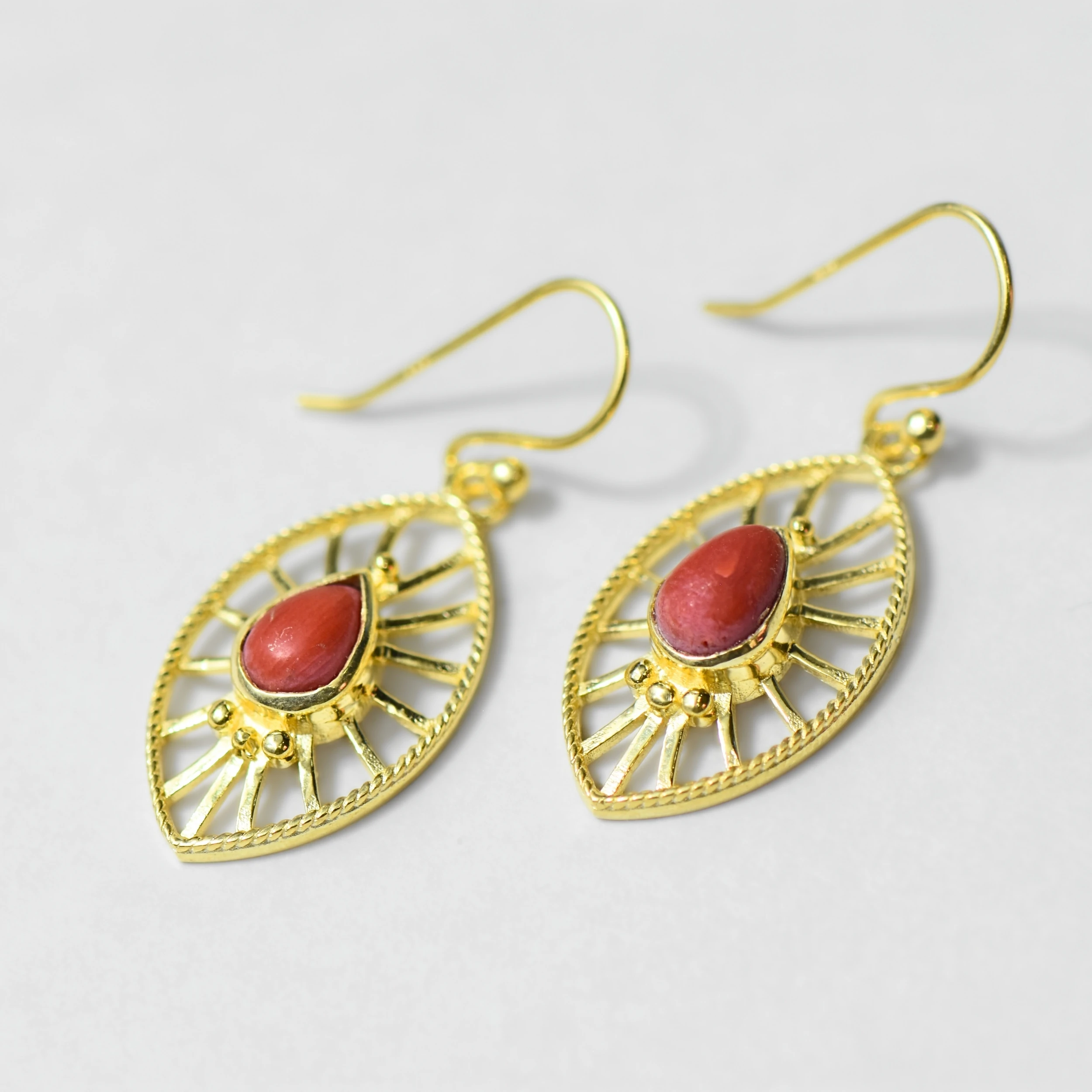 Doğal Mercan Taşlı Altın Kaplama Gümüş Küpe