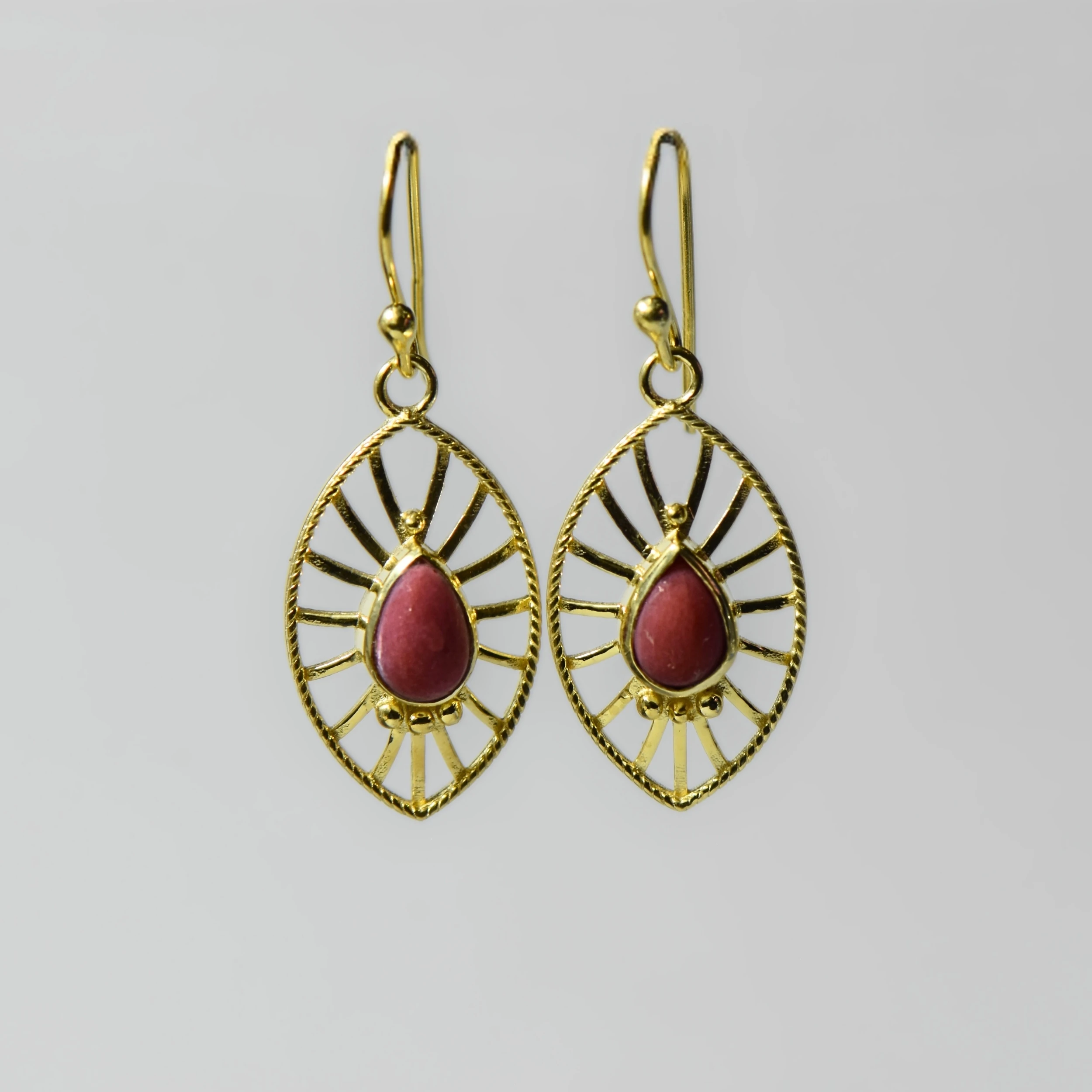 Doğal Mercan Taşlı Altın Kaplama Gümüş Küpe