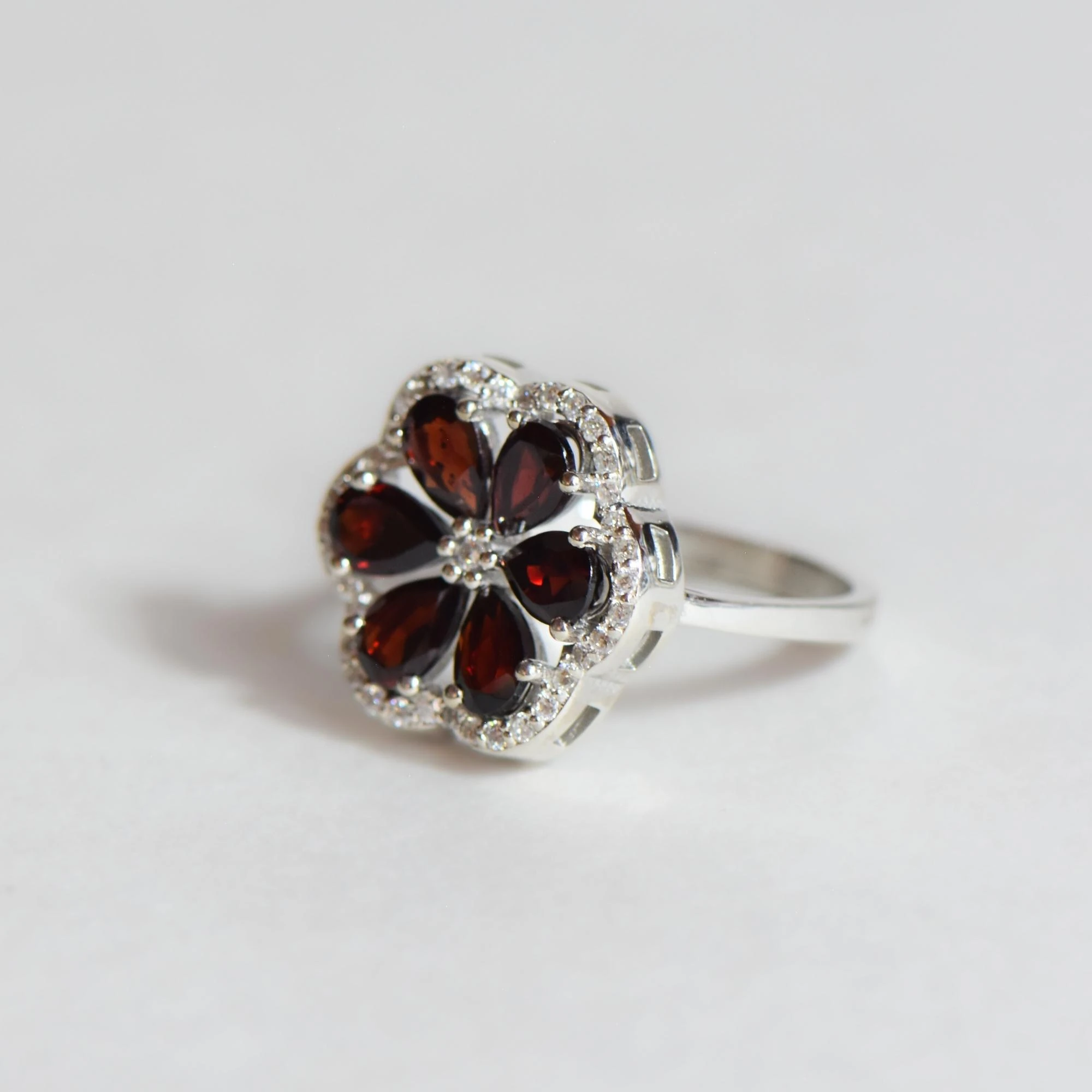 Doğal Mozanit ve Garnet Taşlı Çiçek Formlu Gümüş Yüzük