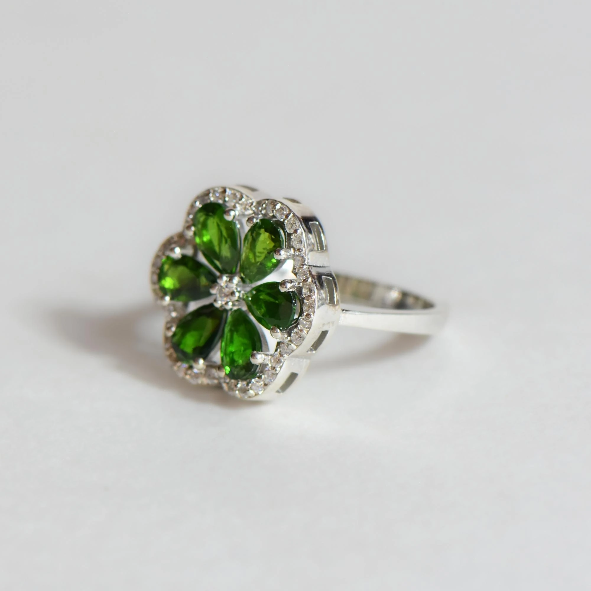 Doğal Mozanit ve Zümrüt Taşlı Çiçek Formlu Gümüş Yüzük