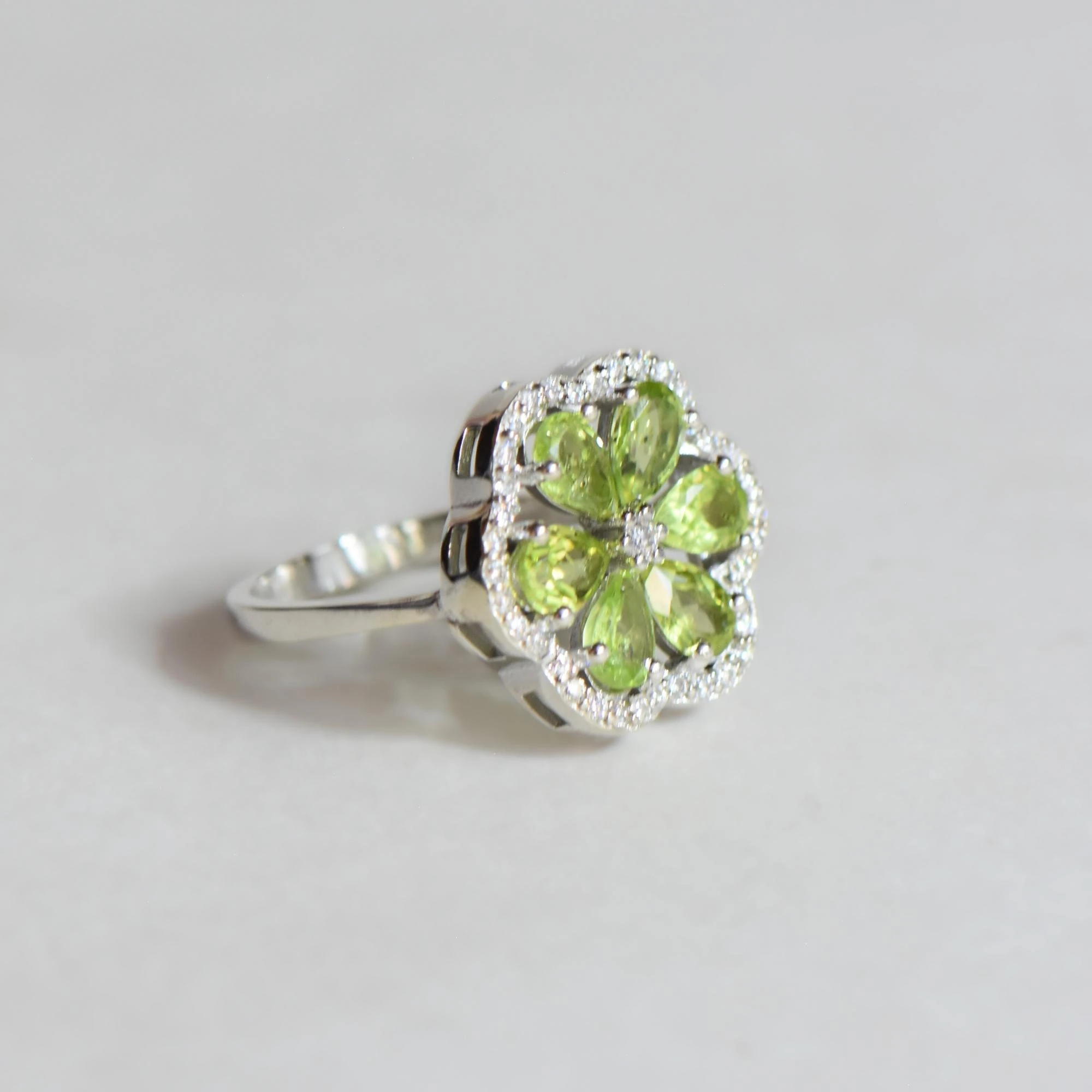 Doğal Mozanit ve Peridot Taşlı Çiçek Formlu Gümüş Yüzük