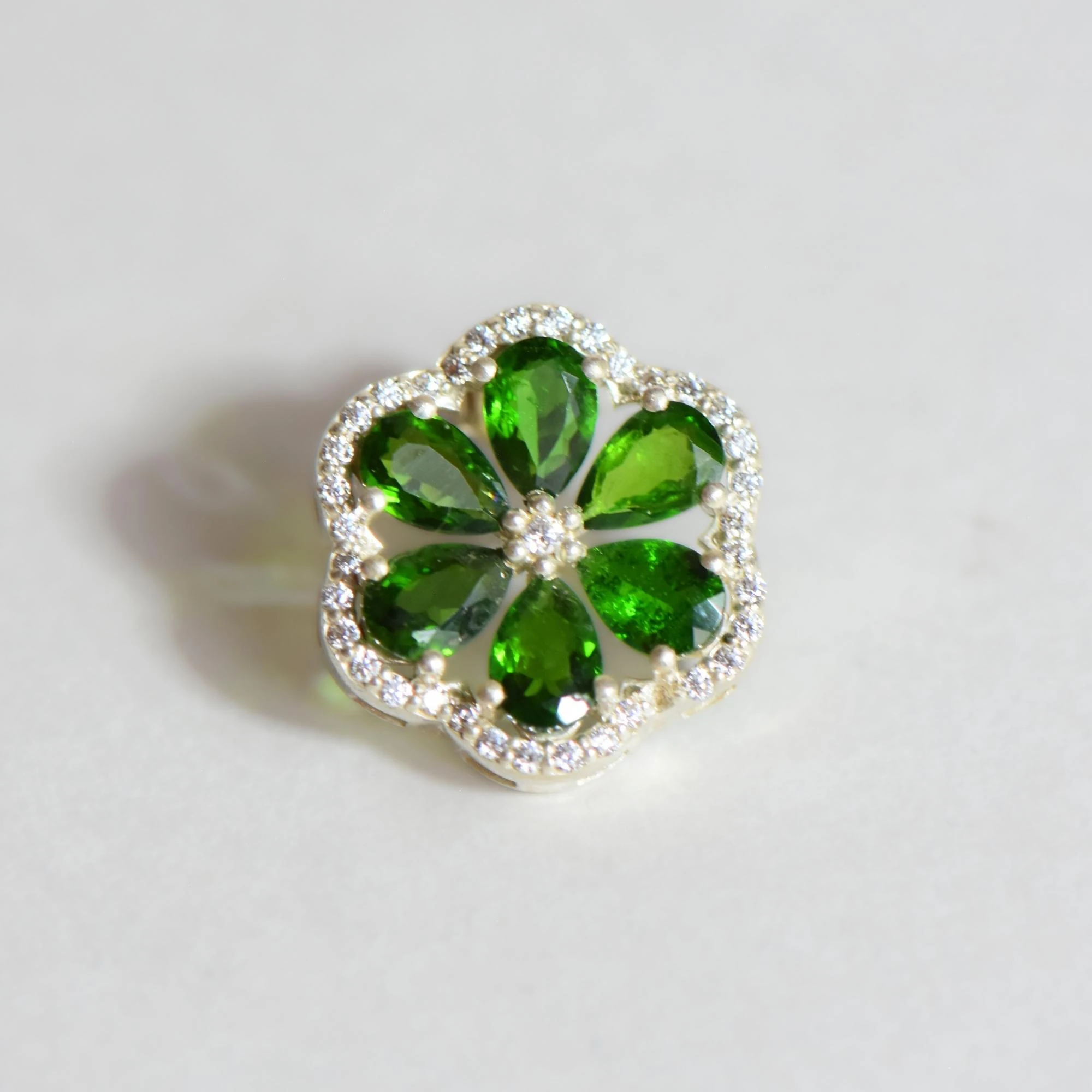 Doğal Mozanit ve Zümrüt Taşlı Çiçek Formlu Gümüş Küpe