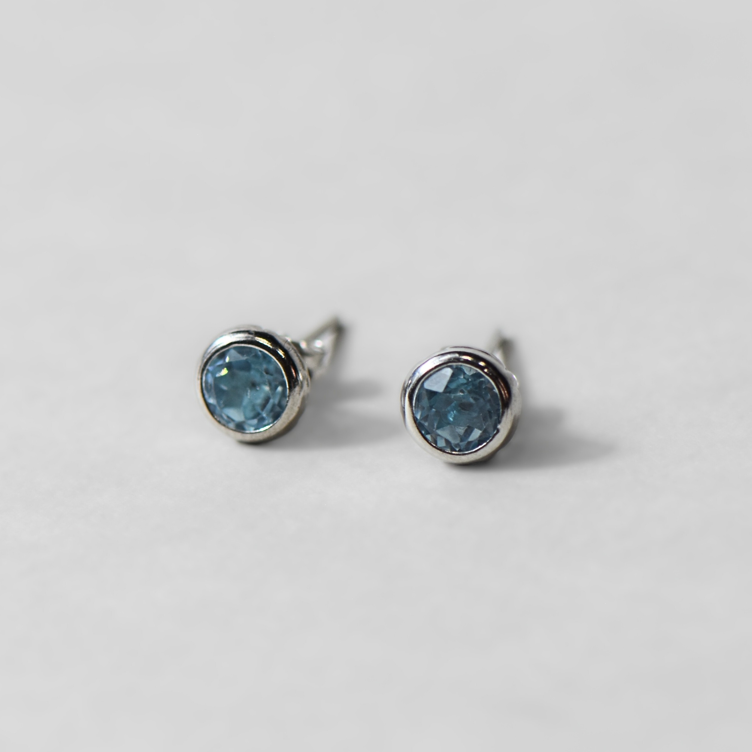 Doğal Sky Blue Topaz Taşlı Altın Kaplama Küpe