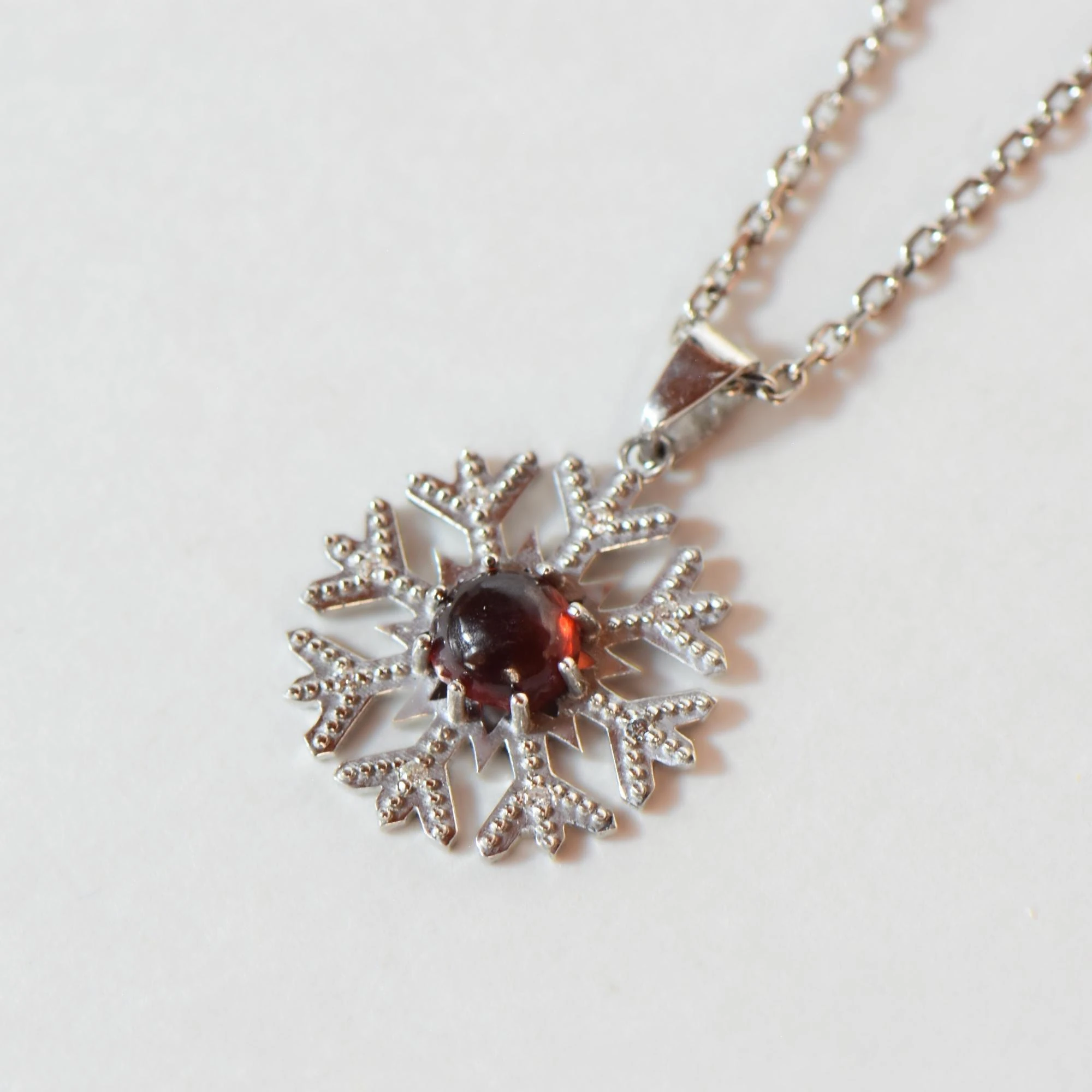 Doğal Garnet Taşlı Kar Tanesi Formlu 45 cm Gümüş Kolye