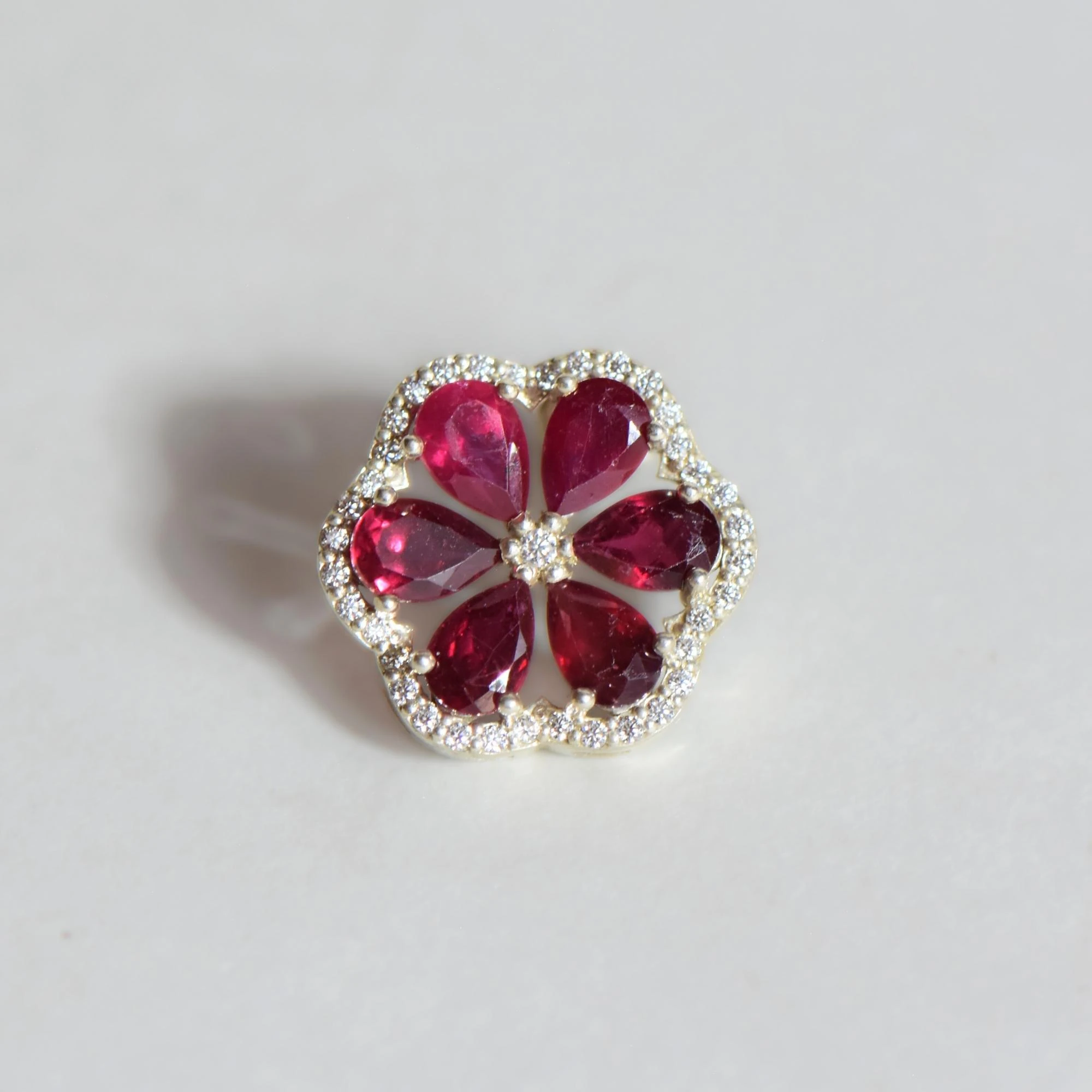 Doğal Mozanit ve Yakut Taşlı Çiçek Formlu Gümüş Küpe