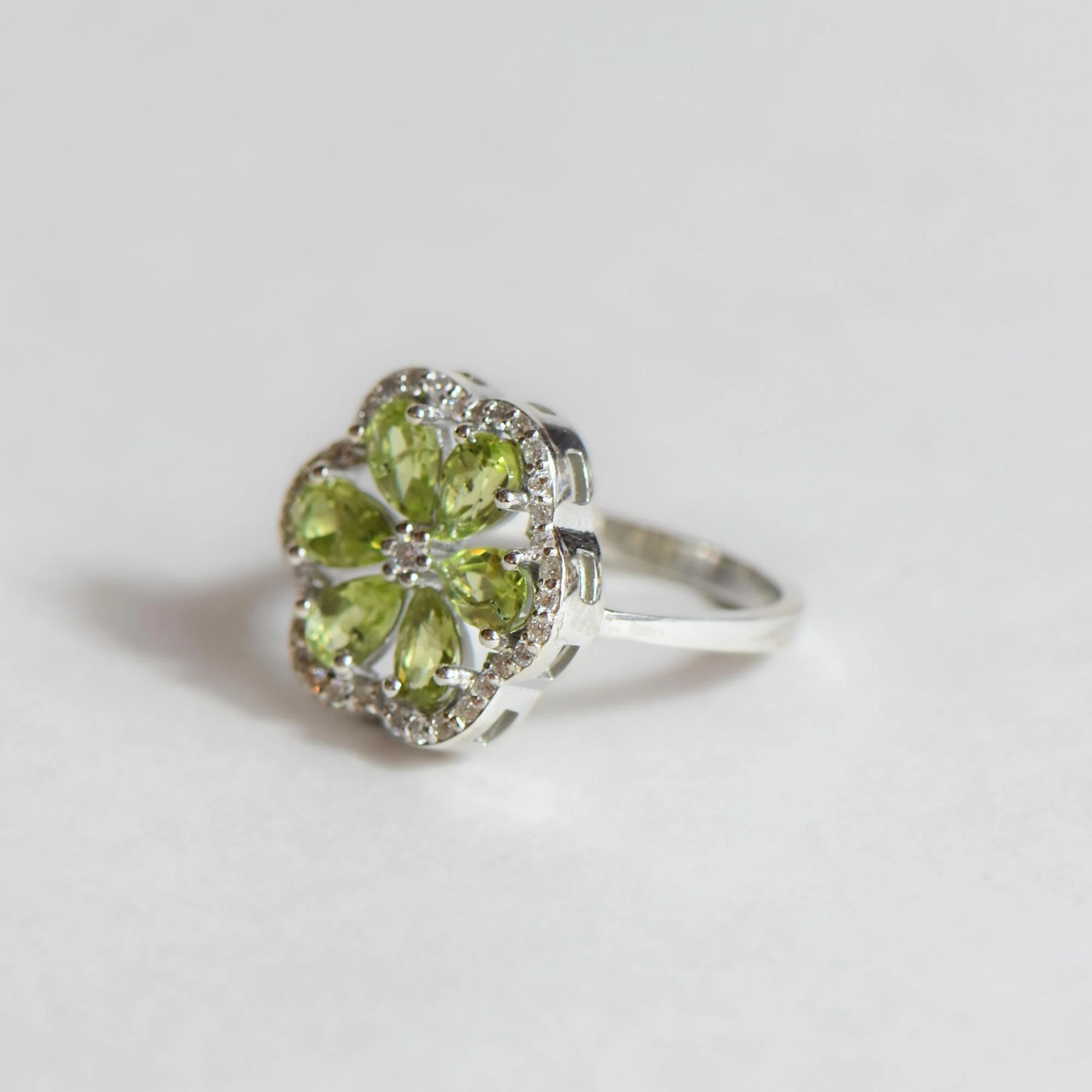 Doğal Mozanit ve Peridot Taşlı Çiçek Formlu Gümüş Yüzük