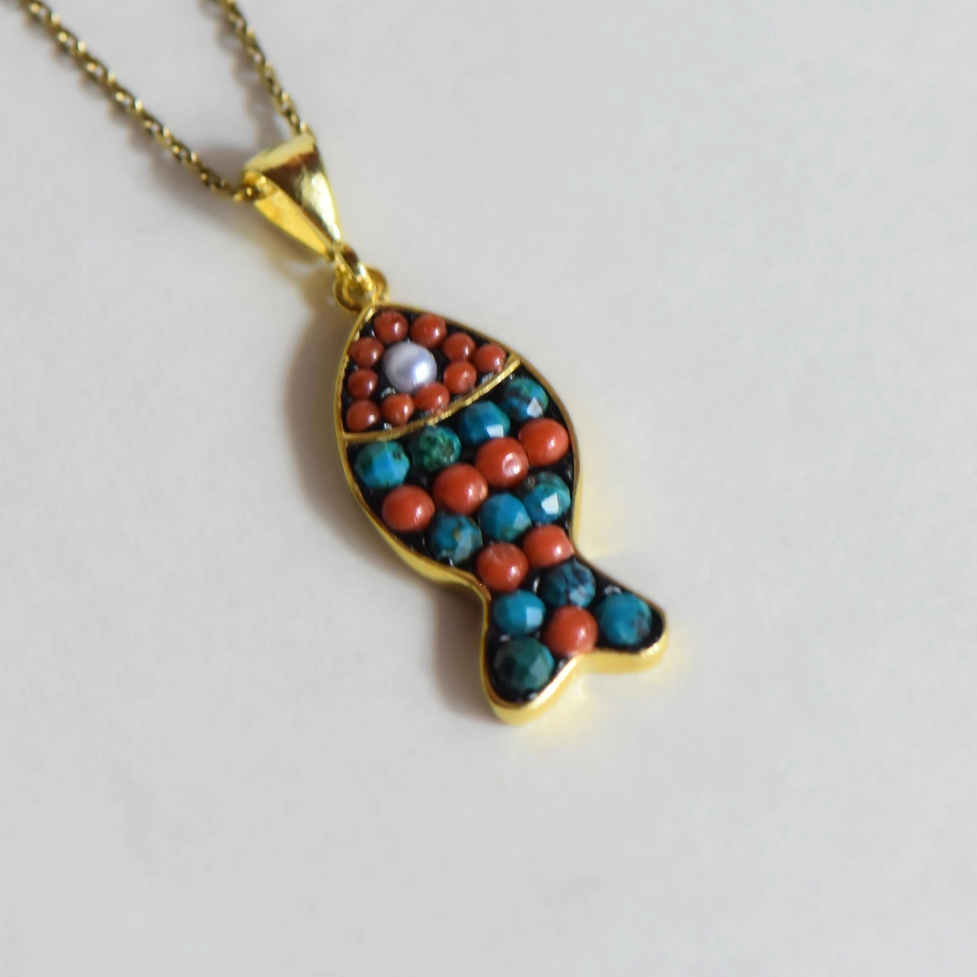 Doğal Mercan, Turkuaz ve İnci Taşlı Balık Formlu 45 cm Gümüş Kolye